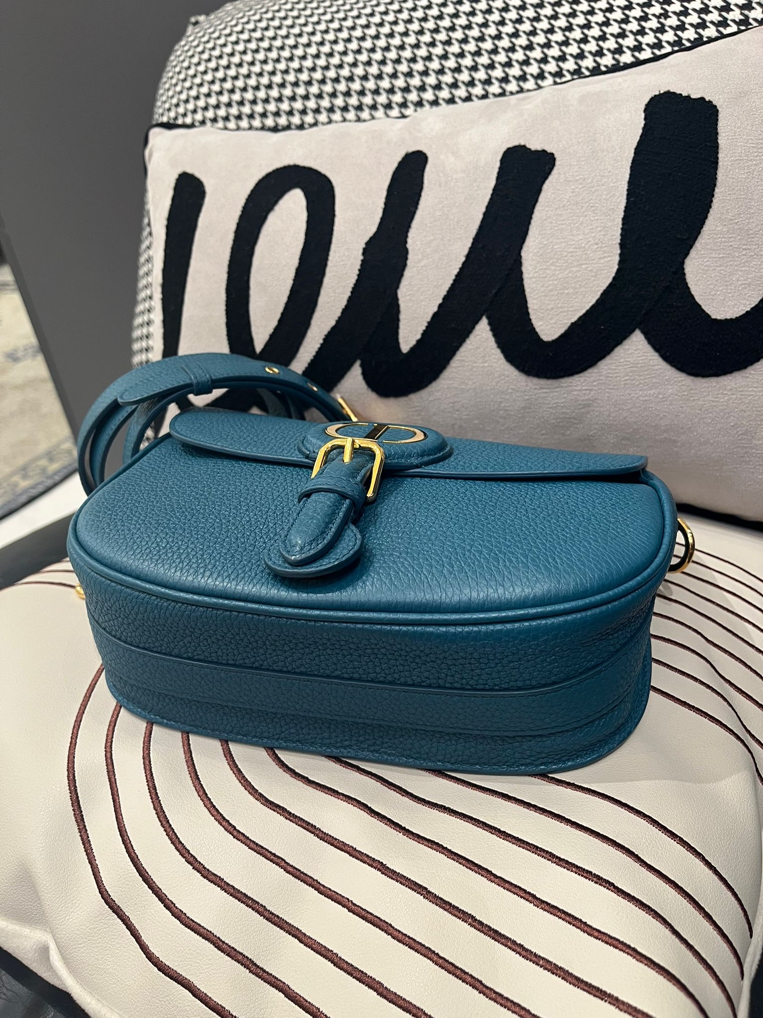 Dior Bobby medium 粒面牛皮金扣 100%Authentic ,99%new ✅證書✅可調節肩帶✅塵袋