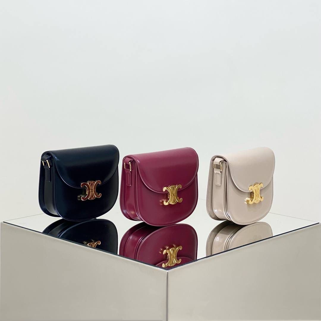 经典𝑻𝒓𝒊𝒐𝒎𝒑𝒉𝒆元素结合法式马鞍包包型，是经典衣橱中必不可少也是历久弥新的全新CELINE包款。无论是小资风格、千禧风格还是摇滚酷飒风格这款包都能够完美搭配。
