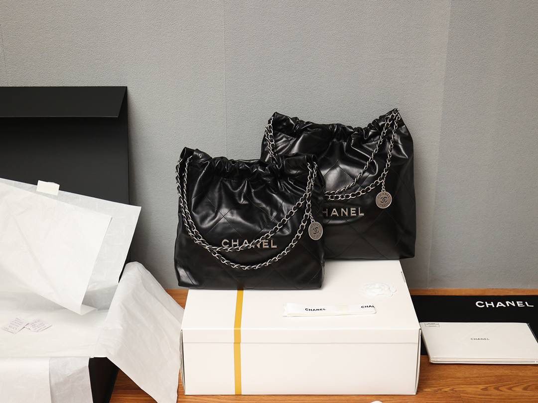 小香2022主打的爆款❤️‍🩹👜 22 bag已经火爆全网全球 我们简称“垃圾袋”，确实有点像垃圾袋 不过实用 我们只做渠道货 我们只做原厂皮独家渠道货 唯一对版的渠道货 22bag 黑色银字小号🤟🏻 小号：35 X 37 X 7cm 中号：39 X 42 X 8cm