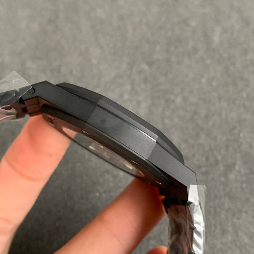 再攀新高 推出15400系列“DLC版本”高亮黑的金钢碳镀层既保留了整表的磨砂质感又增加了暗黑的层面。关于手表的品质还是一如既往的好！1️⃣采用9015机芯改爱彼CAL.3120一体机！实现厚度达到9.8mm与原装一样（市面其他版本最薄的在11mm左右）2️⃣.天价表针 瑞士制造（开仿表界先例）：等价黄金的表针其光泽度，形状，立体感和夜光。效果可以秒杀现在所有fake品🔥💯