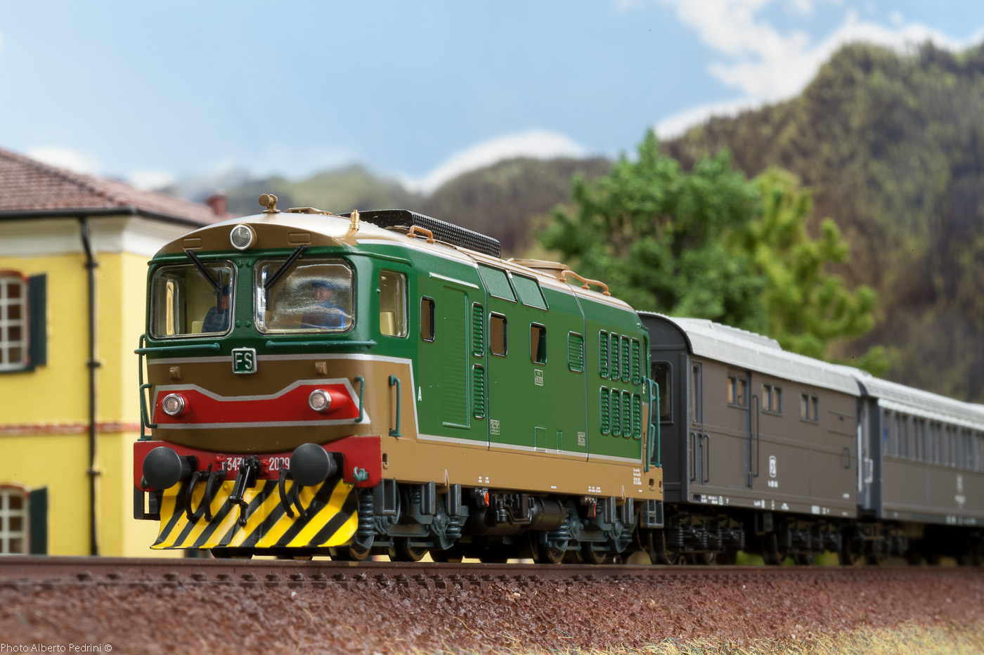 Roco FS D. 343 Diesel locomotive HO D. C. 2-Rail 