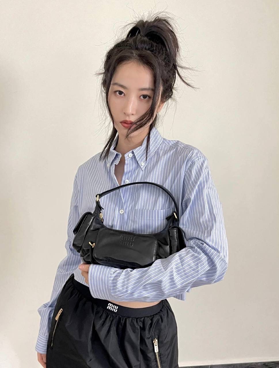 🈶黑色 𝗠𝗶𝘂𝗠𝗶𝘂机车口袋腋下包 不会还不知道吧？火出天际了姐妹们 难买程度不亚于保值系列，夸大了说哈哈 甜中带酷的叛逆街头感，一改往日的嗲味 上身辣妹机车风太帅了！飒倒一大片 小羊皮质感细腻柔软，但包型很立挺 多个口袋大小不一，就像分纳区 即有装饰元素又实用的宝藏单品啊 个性不羁真的很爱，请焊在身上好吗？！ 21×12×6cm，#F0005m