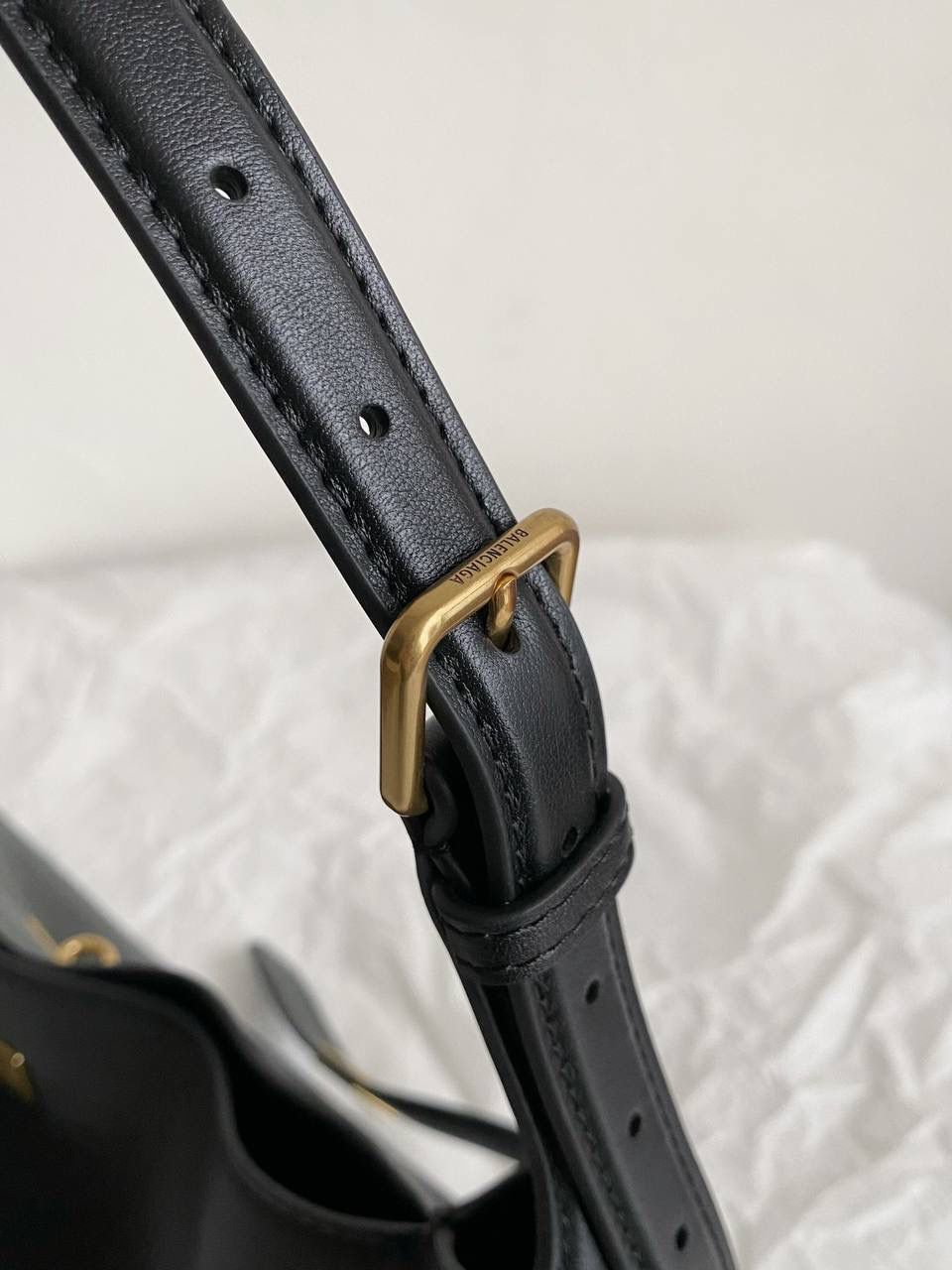 爆款🔥 ba1enciaga bel air 腋下包小号 黑色🖤 beiair➕rodeo，大热当道 一整个系列都火爆了，一只比一只热门 半定型的水桶包超有态度 它的皮是有点厚度又软乎的 所以整个包都散发着慵懒和不羁的感觉 而且设计元素不拖沓繁琐 完全可以无脑搭配 现在的通勤人员也是吃得太好了吧 能有这么时髦的托特包来背！ 什么电脑水杯统统往里扔就对了 肩带可长可短，腋下背斜挎背都ok 两个尺寸任君选择，果断冲！！ 29.9×19.8×17cm810680m