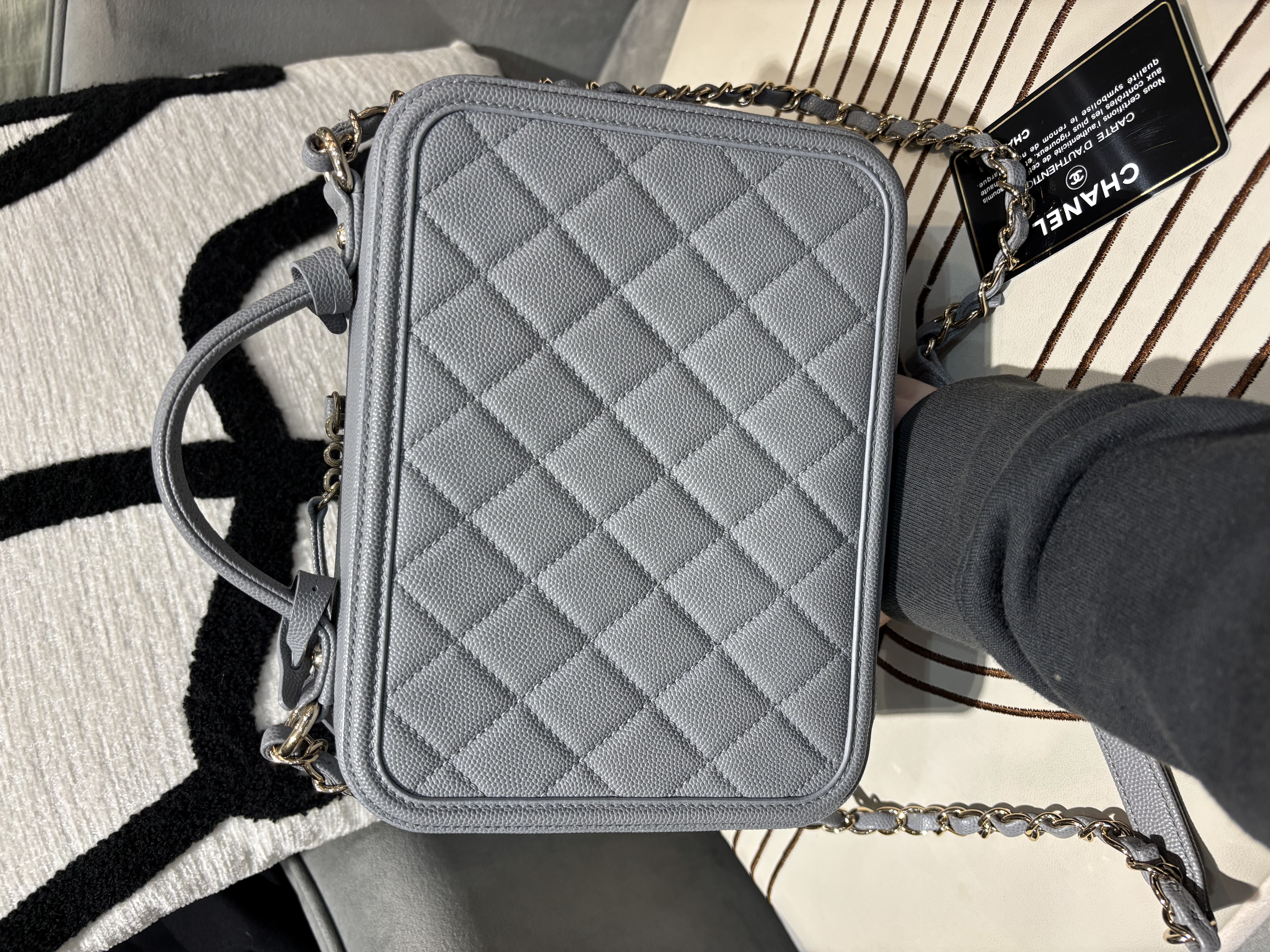 Chanel CC Filigree Shoulder Bag Grey 100%Authentic, 95%New ☑️29Card☑️Dust bag