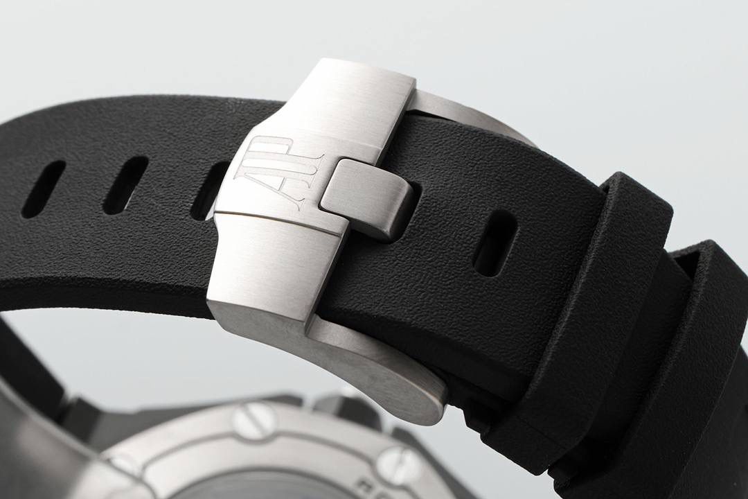 🚀全新开创陶瓷艺术，打造极致的黑白潜水运动风腕表 爱彼皇家橡树离岸型系列15707系列💯 【表壳】42MM黑白陶瓷高温高压烧制，拥有强劲有力的线条和时尚的颜色，令人耳目一新。陶瓷表面经过拉丝处理，使得外观更加的硬朗和华丽，并延续了皇家橡树离岸型一贯的防水性能，确保了潜水运动中的可靠性。潜水计时显示为表盘内的二层表圈，由10点位的把头来控制，3点位的把头控制上链及调校时间，两个都是旋入式结构。 【表盘】饰以品牌传统的“Méga Tapisserie”超大型格纹，并搭配夜光填充萤光指针，内旋式计时圈的12点钟至3点钟也同样饰以橙色和蓝色显示区。这让腕表既易读读时又显得更加时尚富有活力。 【机芯】ZF厂自产的Calibre 3120自动上链机芯，机芯直径为26.6毫米，厚度仅为4.26毫米。机芯共有280个零件，能够保证足够的动力储备。 【表带】表带选择贴合手腕的橡胶材质，搭配钛合金针扣，佩戴时手腕倍感轻盈，没有负担感，便于手腕灵活运动。