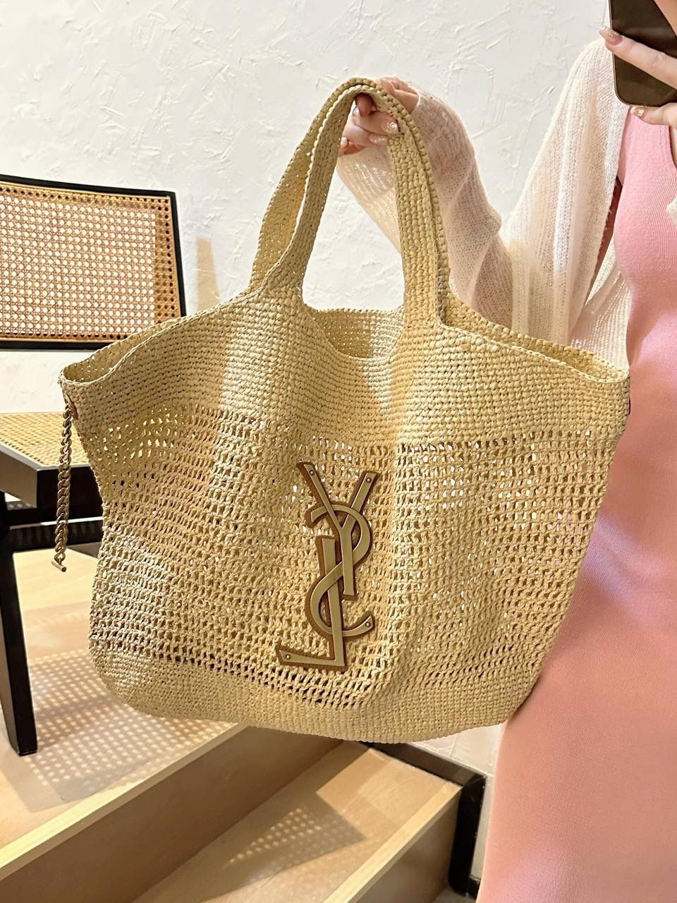 ⏰即将到货 ys1 icare拉菲草编包🏖️ 这只包的全皮款本来就特别好看 把它改成草编包真的太明智了 一个秋冬背，一个春夏背 这只草编包完全满足了喜欢背大包的姐妹的需求 其他草编包啊，几乎都是菜篮子的形状 说实话，菜篮子做大了真的不太好看，也不好背 草编icare的出现真的大大满足了 又美又好背☺️🏖️☀️ 这只包是师傅一针一针勾出来的 所以产量不会多，出货时间也慢 除了出货难出货慢，真的没有缺点 先下单先安排咯～ 55×43×5cm772191m