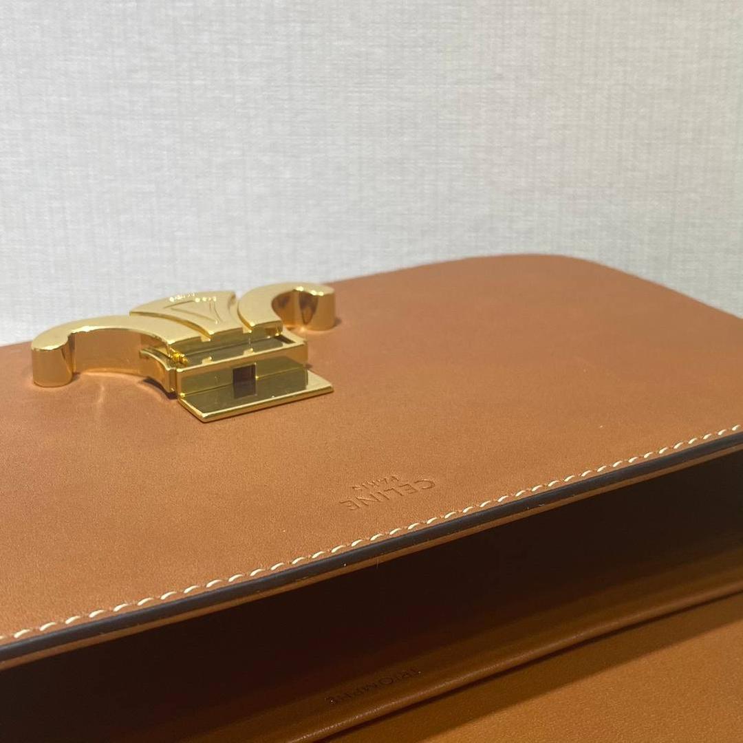 🔥大货实拍图 𝗖𝗘𝗟𝗜𝗡𝗘 ♥ 𝗧𝗥𝗜𝗢𝗠𝗣𝗛𝗘 𝗦𝗛𝗢𝗨𝗟𝗗𝗘𝗥 𝗕𝗔𝗚 感觉这两年𝐂𝐞𝐥𝐢𝐧𝐞是不是打开了任督二脉！出的包是越来越绝了！新款凯旋门腋下包简直惊喜爆棚！确认过眼神是我想要的包！必须要拥有的那种❗️型号：194143 尺寸：20*10*4cm