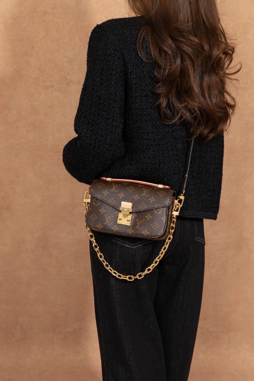 LV小邮差🎀 尺寸 21.5 × 13.5 × 6cm，小小一只很精致～Mini 小邮差设计，经典中带点新鲜感。链条是可以拆的，很灵活： 👉 装链条就变腋下包，复古感满满 👉 老花肩带可以调节，肩背、斜挎都 OK 👉 肩带随你换，怎么搭都好看 👜 包包本身很轻，背久也不会累～里面还有隔层设计，东西好放又整齐，用起来真的很舒服 👍 这一款真的是新款里的黑马，大爆款预定，强烈推荐啦 💕 选LV这只包，日常出门直接帮你加分，怎么背都很有型 😍