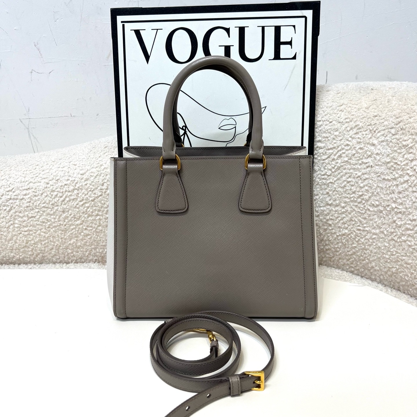 【預訂貨品】Prada 大象灰拼白色殺手包