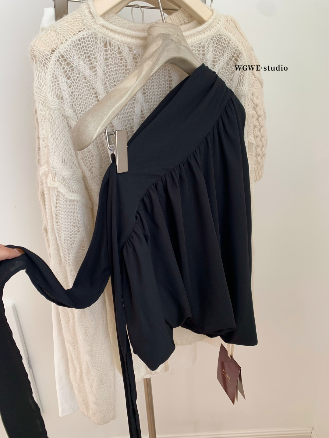 4605 Lumière One-Shoulder Blouse光影单肩上衣