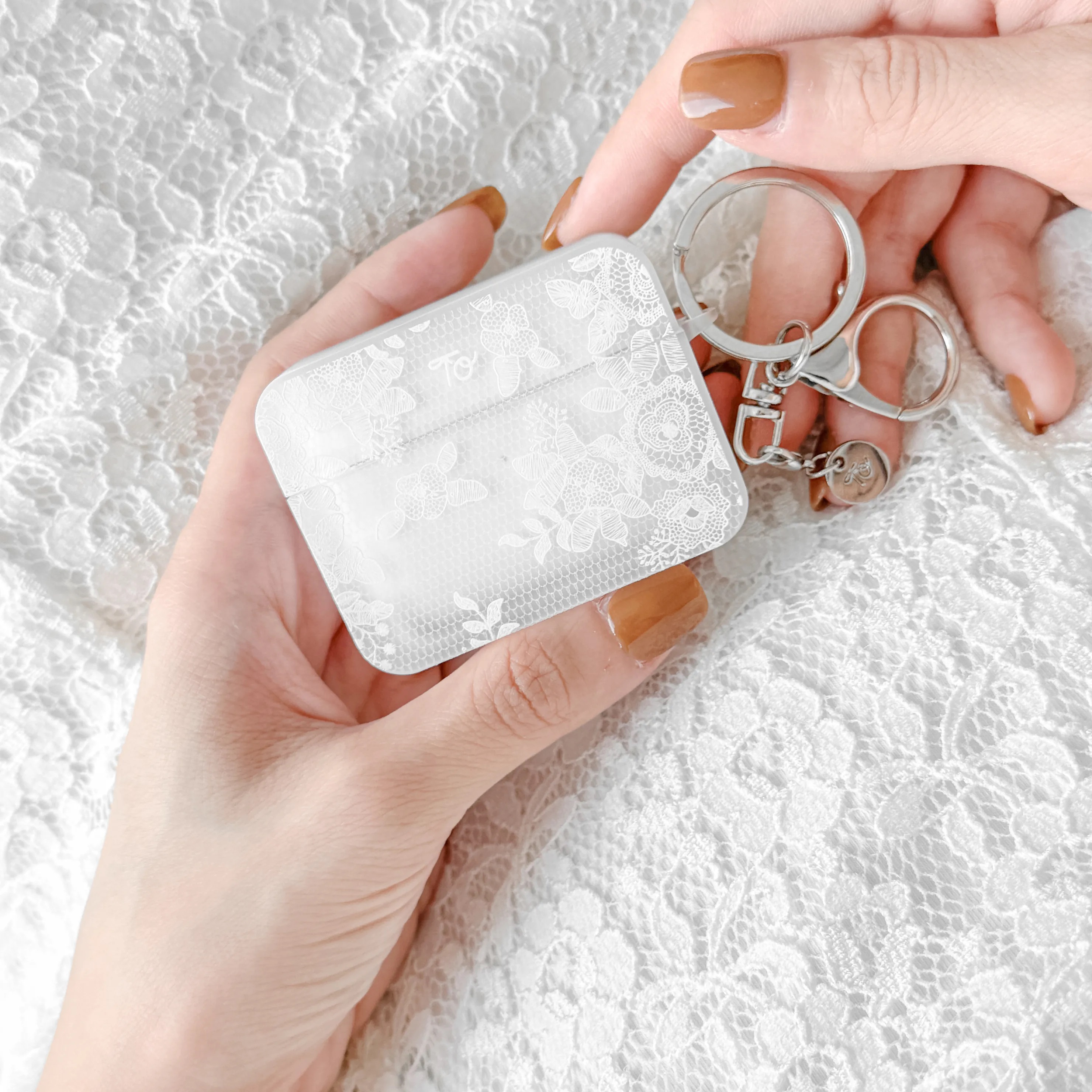 【Perfect in White Lace】磨砂半透明方盒AirPods Case