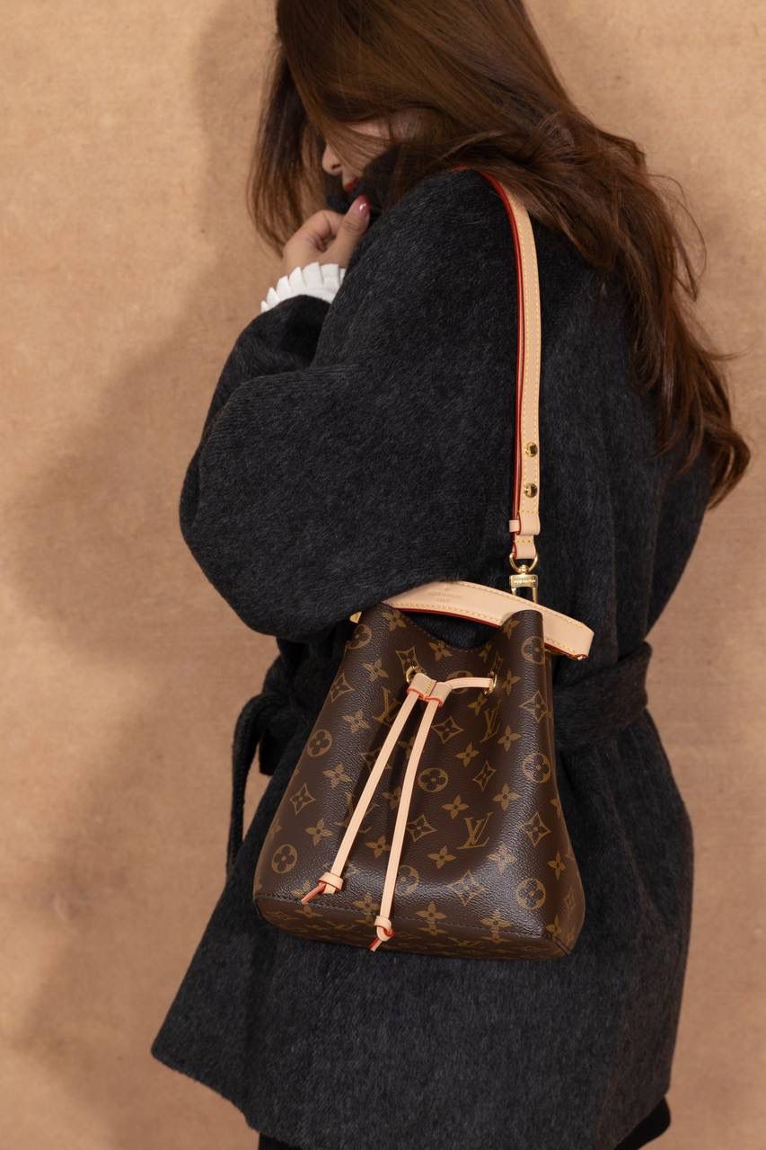 LV水桶包 BB🎀 这款 小水桶 NÉONOÉ BB 真的很吸睛，一看就会心动 😍✨ 📏 尺寸 20 × 20 × 13cm 小巧可爱 🥰，但容量 surprisingly OK～ 手机、钱包、钥匙、口红通通放得下， 出门完全没压力 💄📱