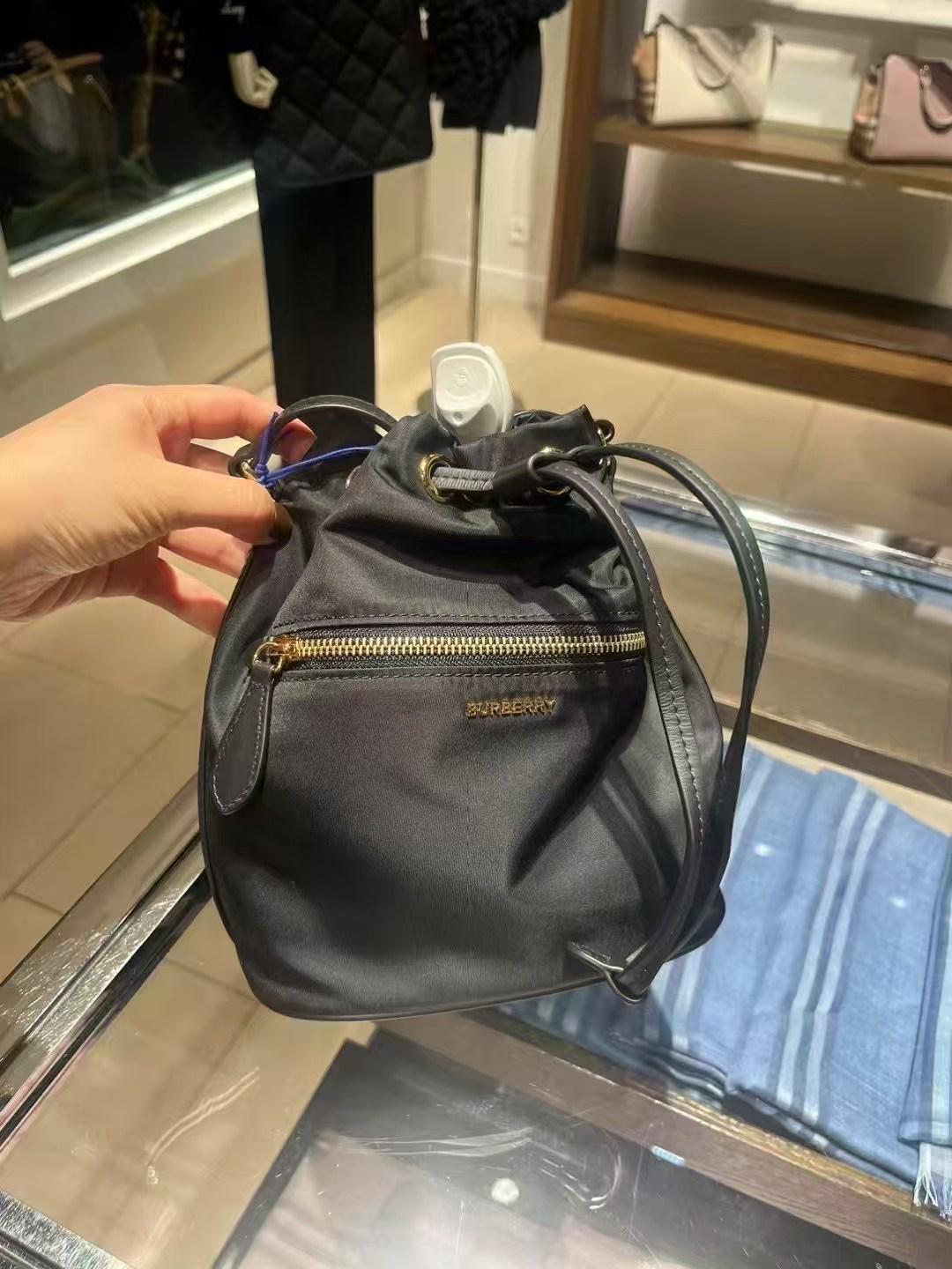 預購 Burberry🌈🌈 折扣款 尼龍水桶包 Sale