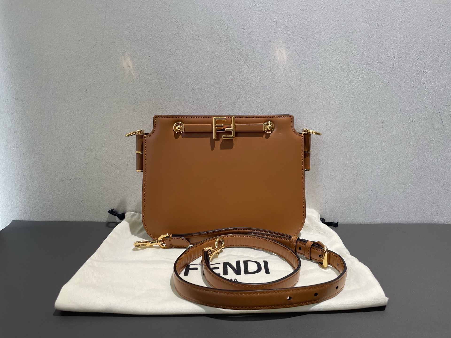 【預訂貨品】FENDI焦糖色金扣風琴包