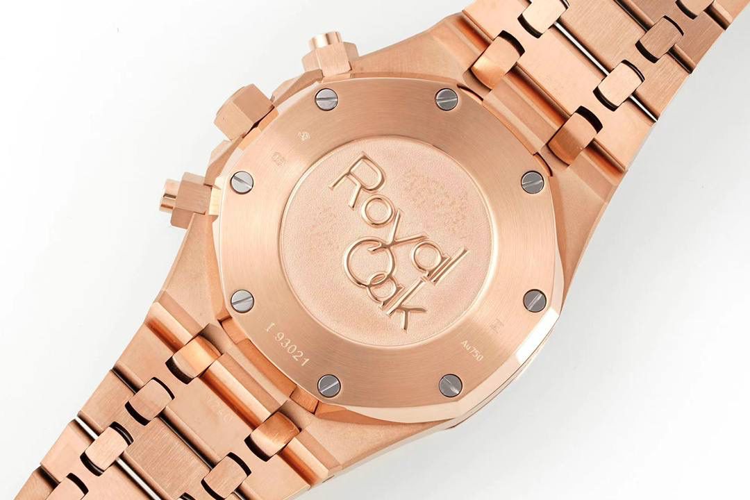 🚀新品来袭——爱彼26331OR皇家橡树多功能计时机械腕表41MM！💯 特点：表壳结构跟足原装正品，装配方式原装一致，使厚度比以往的更薄！ 旋入式表冠，按入式的计时按钮跟原装一致，才不会一眼假！(区别于市场计时和复位键都是旋钮后才可以按入) 1⃣️【机芯】7750改原装机芯 6字位小秒 功能与原装一致！ 2⃣️【表镜】镜面和正品一样采用的是蓝宝石玻璃镜面，和正品放在同一下角度对比，保持一样的通透明亮度，一致的防炫光效果！3⃣️【表壳】表壳精钢材质，采用原装数据开模，顶级打磨，不管是纹路还是质感都接近原装，通过拉丝和部分抛光打磨处理之后，忽明忽暗展现出精致而硬气的独特气质！ 4⃣️【头粒】最人性化的可松动头粒缓冲，确保更贴合手腕，佩戴更舒适。 5⃣️【表盘】还原正品表盘的细腻精致，立体工整的盘面“饼干纹理”和原装一模一样，经典的大网格凸显爱彼的特点，采用进口超强夜光！表盘细节做工秒杀市面其他！ 可搭配橡胶带和皮带，满足你更多需求！