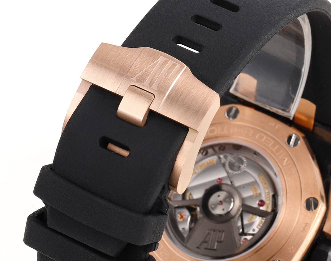 爱彼皇家橡树离岸型横空出世🔥💯引用全新的彩色陶瓷锻造技术，表壳与圈口的选料，不惜重本使用日本进口的氧化锆，无需任何颜料，以超高的压力与超高的温度锻造，形成超高密度的彩色陶瓷，再经过百里挑一，确保每一个成品都与原版毫无色差！CNC级别的打磨，将整一个表壳的边边角角完美处理，即使陶瓷，也做到毫不割手。圈口的拉丝，经过顶级的打磨技术，做到每一丝每一线都毫无断续，每一颗六角螺丝都与表框处在同一平面，拒绝一丝一毫的凸显与凹陷，诠释了何为顶级的复刻工艺！