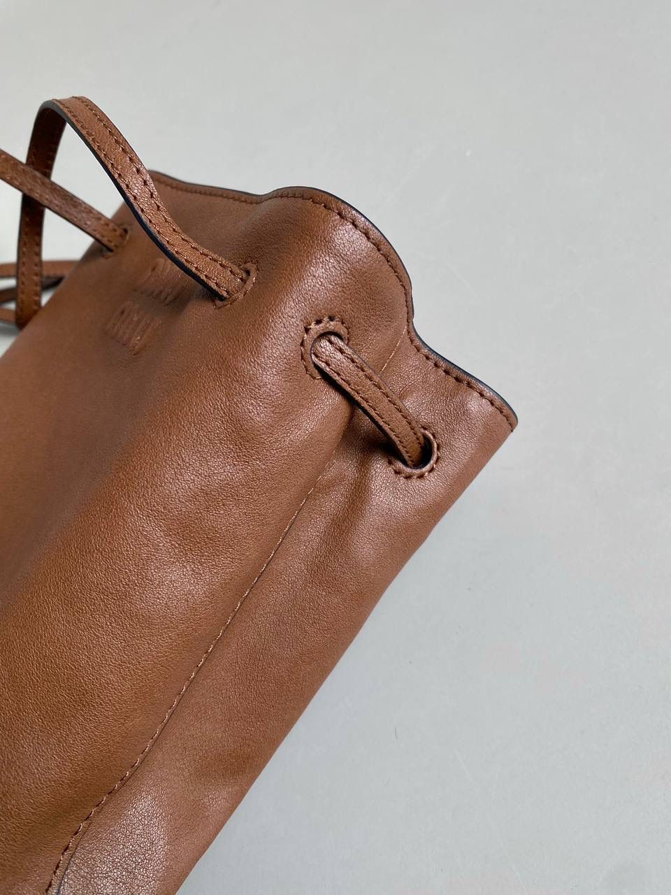 🈶焦糖棕 𝗠𝗶𝘂𝗠𝗶𝘂迷你小水桶 又一只可可爱爱的小斜挎 头层Nappa(纳帕)羊皮用料 柔软细腻有光泽，透出高级的质感 整个包都好软糯手感超治愈的！！ 自重是非常非常轻！日常还能装不少 两条细肩带很有个性，长度都可以调 夏天小包闭眼冲就是了，好实用 17×14×6cm，#F0051m