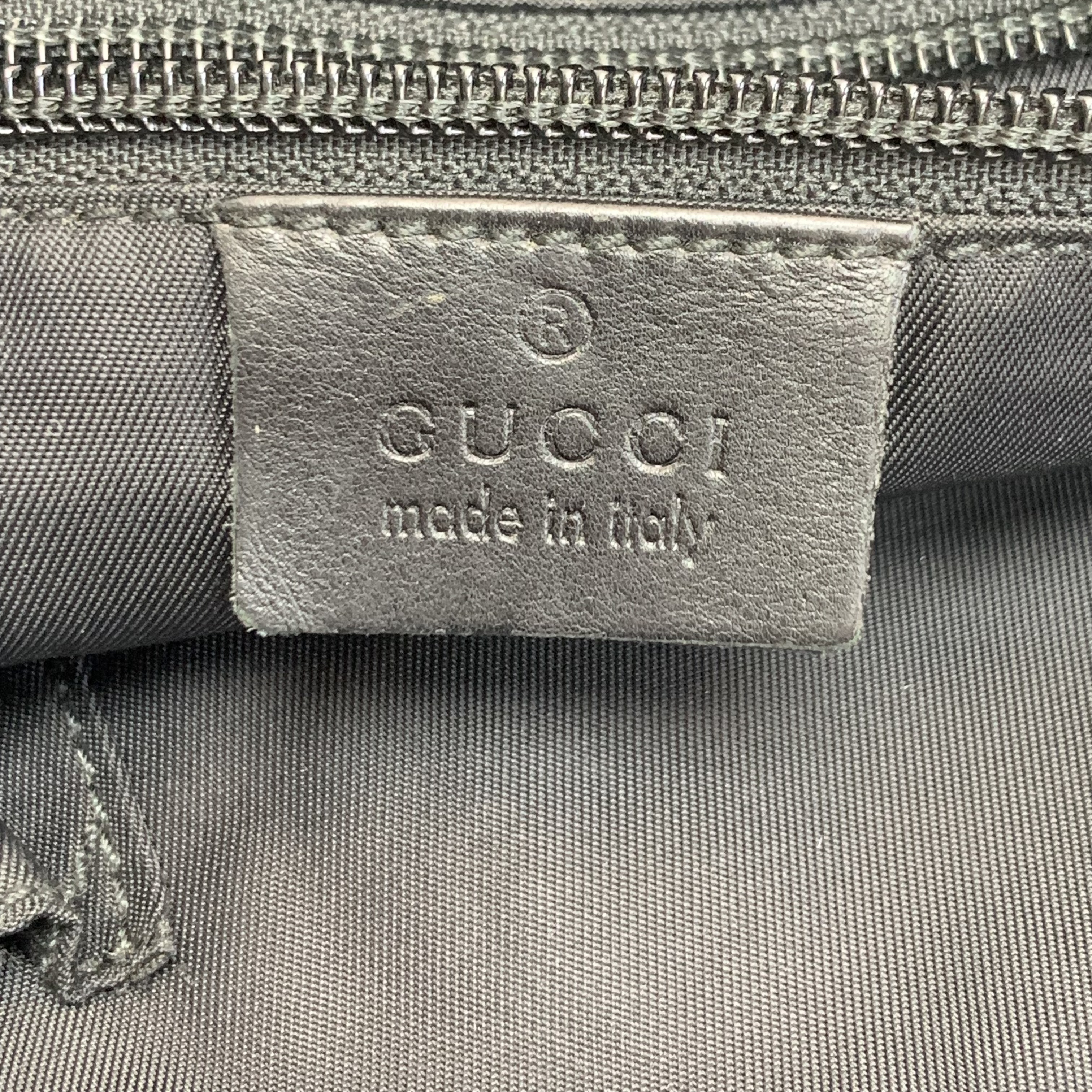 Gucci 壓紋斜挎包