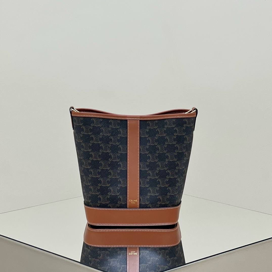 🔥大货实拍图 𝗖𝗘𝗟𝗜𝗡𝗘♥𝗧𝗥𝗜𝗢𝗠𝗣𝗛𝗘 𝗖𝗔𝗡𝗩𝗔𝗦小号水桶 型号：191442 尺寸：30*22*13cm。