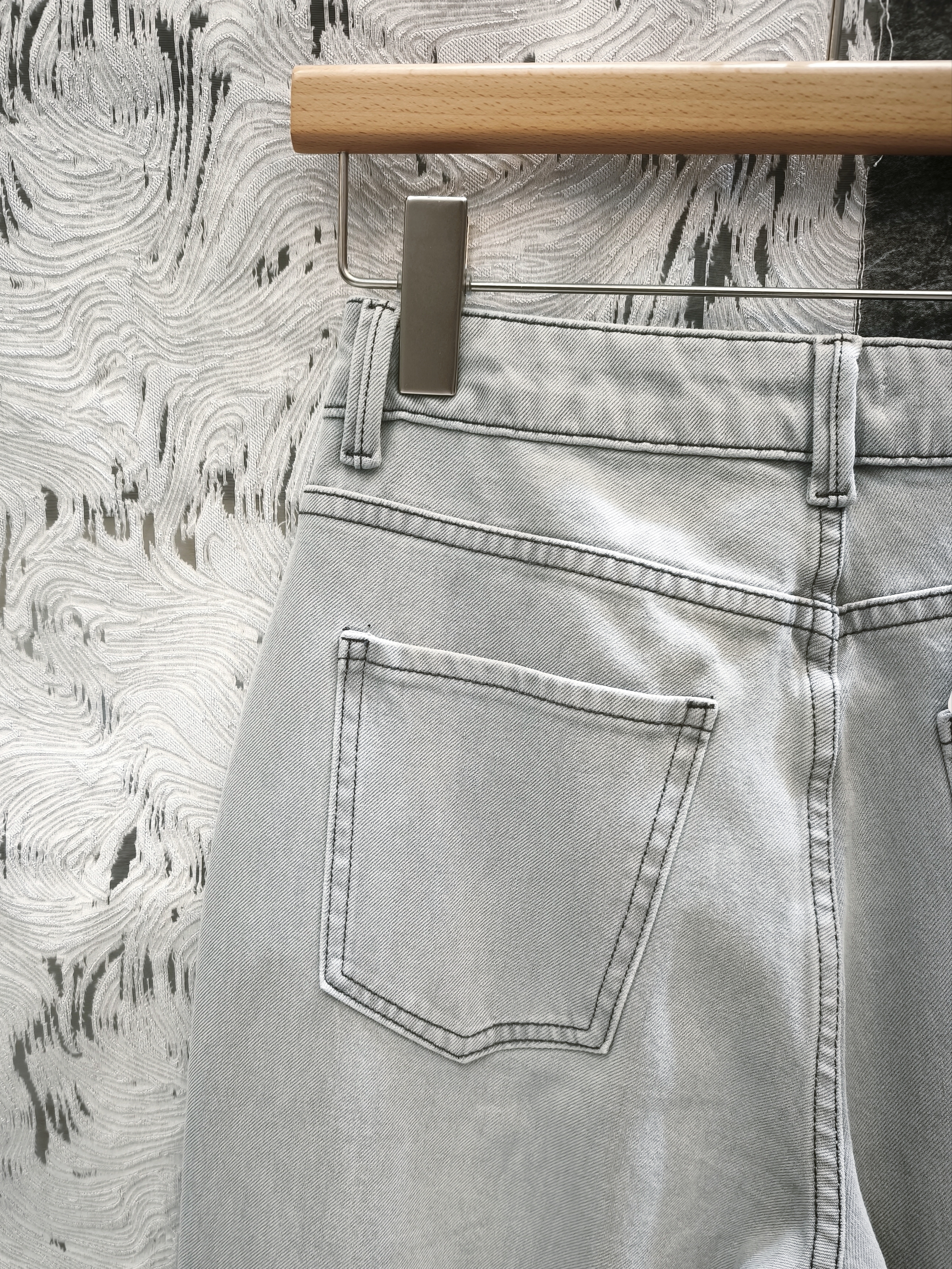 灰白色微喇叭牛仔褲