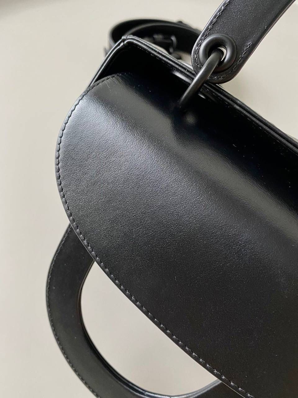 🈶钻石黑 𝗗𝗶𝗼𝗿 𝗟𝗮𝗱𝘆 𝗯𝗮𝗴四格 特殊处理的哑光牛皮钻石藤格纹 八个切割面挺括有型，全套磨砂材质五金 复古时髦感超强，真是什么场合都可以把住 绝对是lady中的天花板了，强势出圈啦姐妹们 （配送8个五金字母） 20×16.8×8cm#4360m