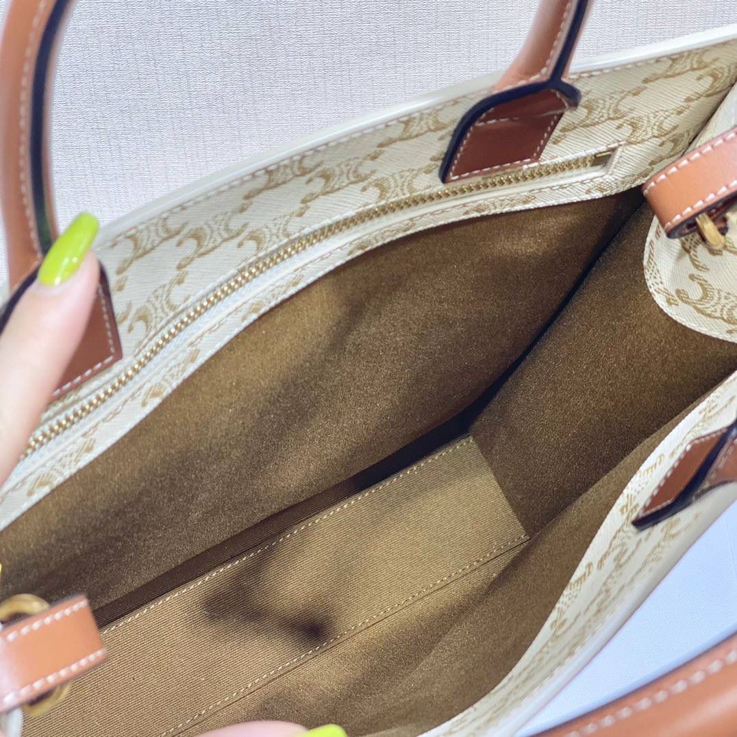 🔥大货实拍图 𝗖𝗘𝗟𝗜𝗡𝗘 ♥ 𝗧𝗥𝗜𝗢𝗠𝗣𝗛𝗘 𝗖𝗔𝗕𝗔𝗦 𝗧𝗢𝗧𝗘 思琳托特包算是无性别主义了，男女都可用。型号：191542 尺寸：28.5*33*8cm