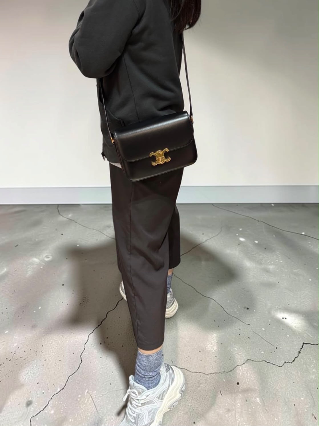 Celine CLASSIQUE TRIOMPHE 黑金凱旋門 medium box flap W22x15.5x6cm  100%Authentic ,98%new  ✅tap booklet ✅dust bag✅box 