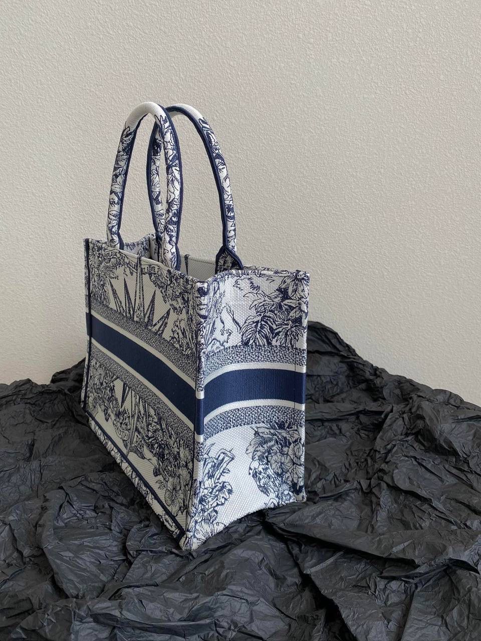 🈶蓝色中号 𝗖𝗗 𝗕𝗼𝗼𝗸 𝗧𝗼𝘁𝗲 23圣诞限定🎄 今年的无限梦境主题也太戳了！ 如星光璀璨，如宇宙般浩瀚 中间的星星宛如从海中诞生的维纳斯🌟🌟 太有视觉冲击力了，神秘而梦幻 像我们每个人都是星辰～ 浪漫到极致，这系列很难不买啊 36×27×16cm