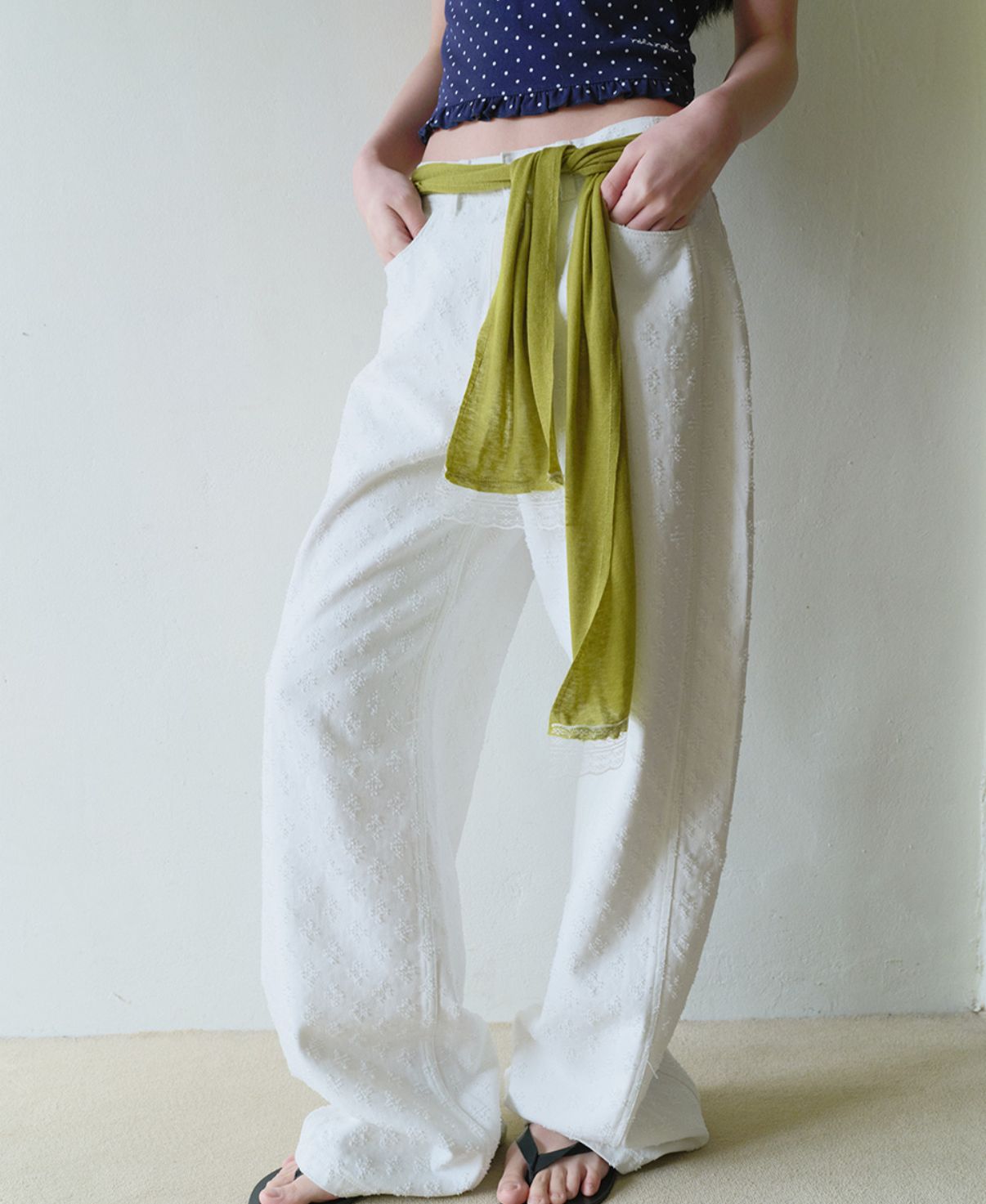 🎀Rolarola 🎀 DAMAGE CURVED WIDE PANTS WHITE 原價129000won 獨家折扣優惠 size: s/m White 28/3截單