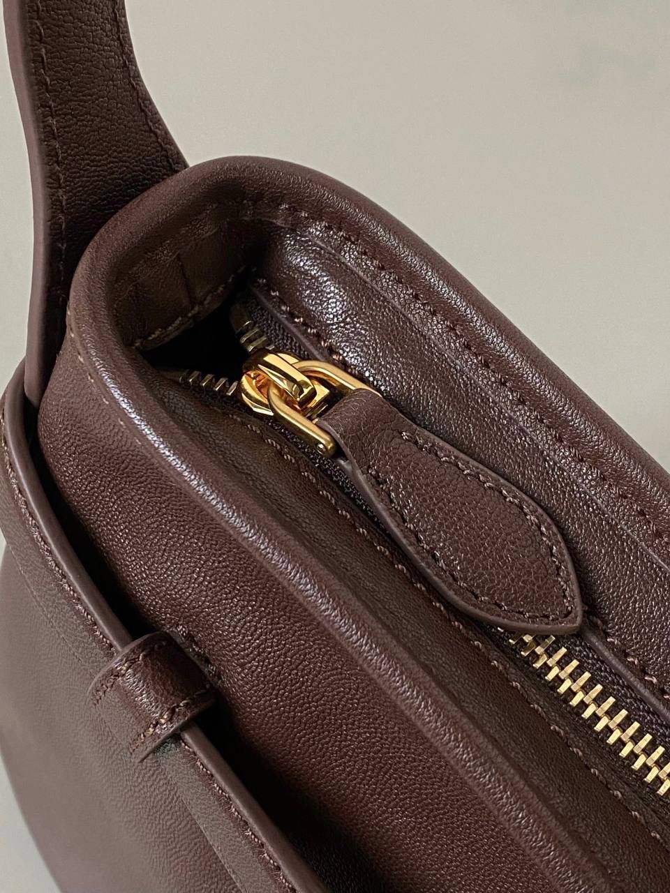 🈶石楠木色，小号 𝐌𝐢𝐮𝐌𝐢𝐮 𝐀𝐯𝐞𝐧𝐭𝐮𝐫𝐞腋下包 不得不说缪缪的美丽层出不穷！今年这只Aventure Nappa腋下包 看似平平无奇上身却意外好搭耐看 有点小复古又有点小机车， 就很值得夸赞一番 东西不用装太满，随性的褶皱感很戳心巴 自重非常轻，宽肩带设计一点都不溜肩容量空间也不错，日常东西都放的下 迷你iPai都👌🏻尊嘟人见人爱不带吹的！ 33×19×5cm #F0021m