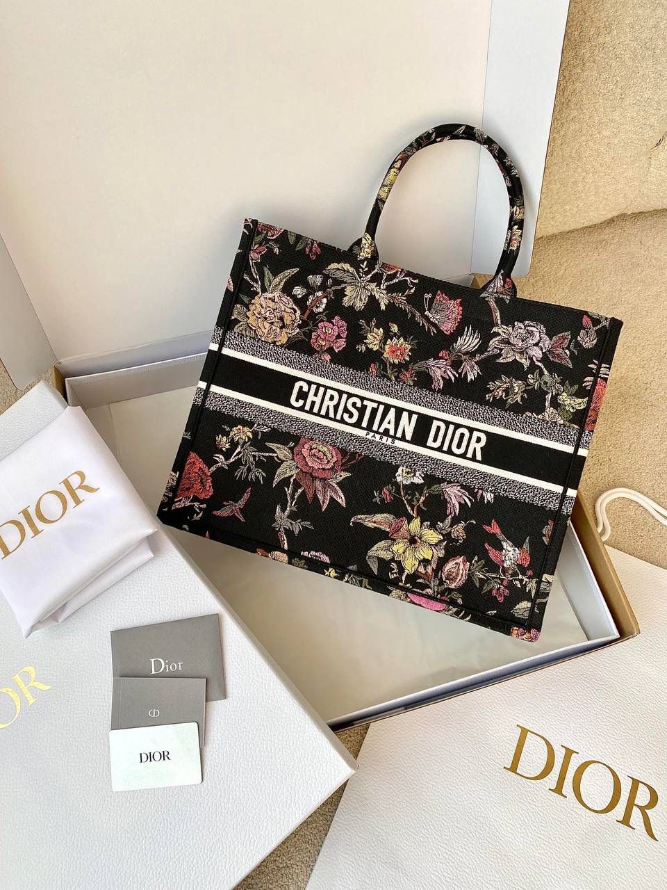 🈶植物花园，黑色大号 𝗖𝗗 𝗕𝗼𝗼𝗸 𝗧𝗼𝘁𝗲 23早春度假系 浪漫的花卉刺绣，细节感非常强了 栩栩如生，不言而喻的精湛刺绣工艺 握住只有你的花花世界吧 42×35×18.5cm