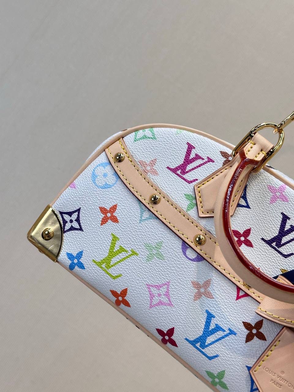 LV&村上隆 白三彩 保龄球包👜✨ 保龄球的热度不用多说吧，而且驴的保龄球是独树一帜，不是那种方方正正的，有弧度的设计更有feel～白三彩这波热度一定会持续下去，确实有那种一眼就想入的冲动，万千宠爱于一生，对于拥有了众多老花的你来说，白三彩一定要有一只～🌈🌼