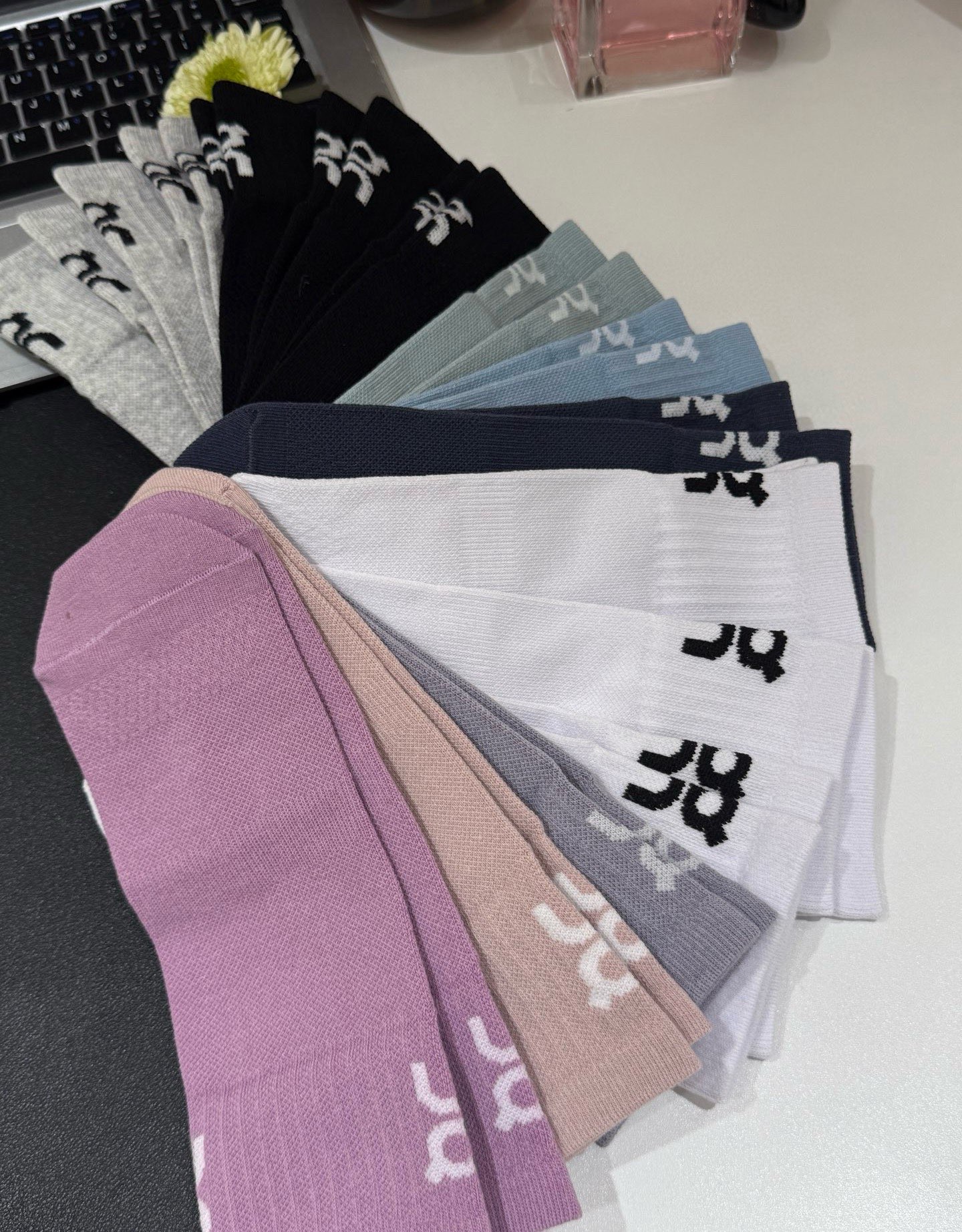 $80套3對。2套起$70套。On 昂跑｜情侶運動跑步襪 🧦