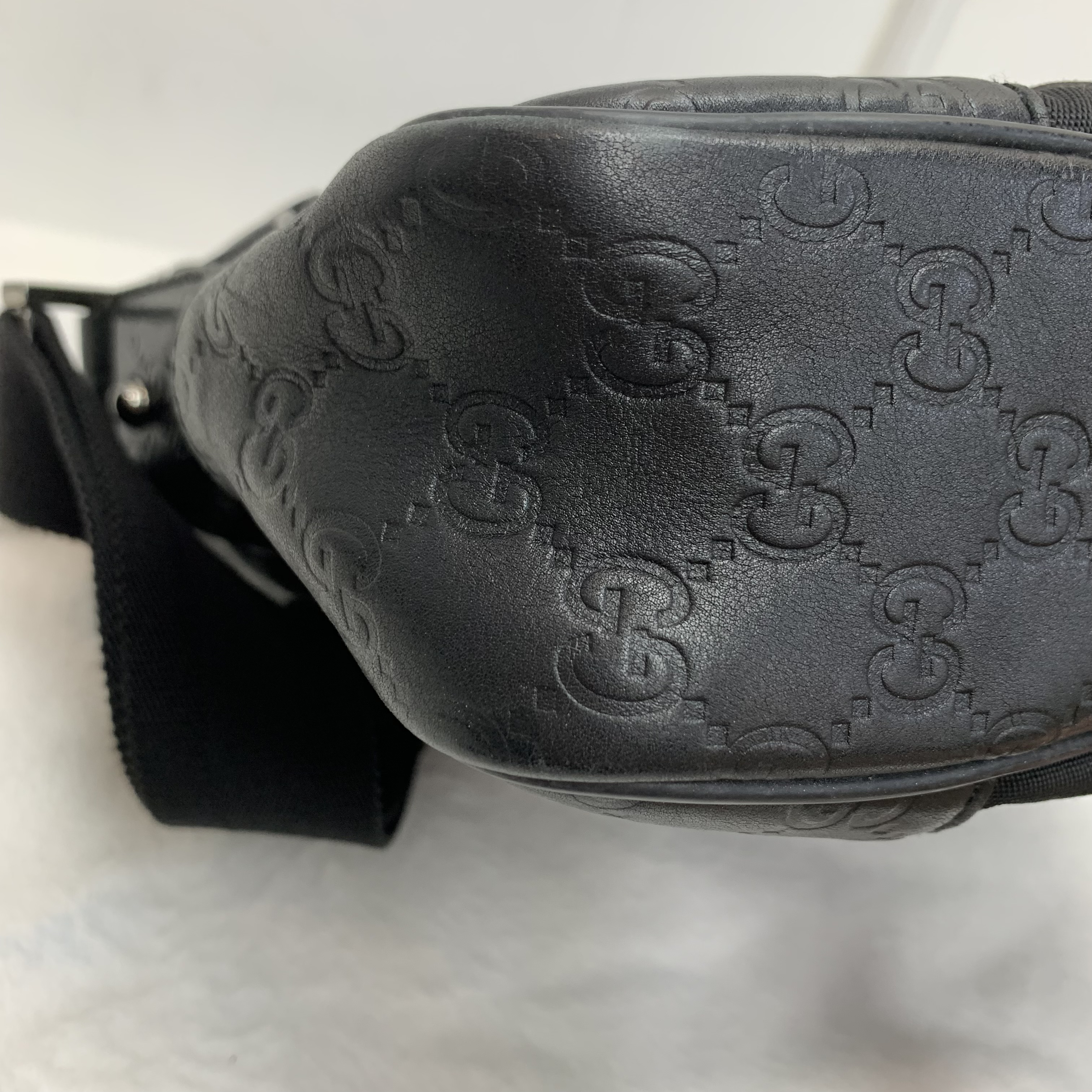 Gucci 壓紋斜挎包