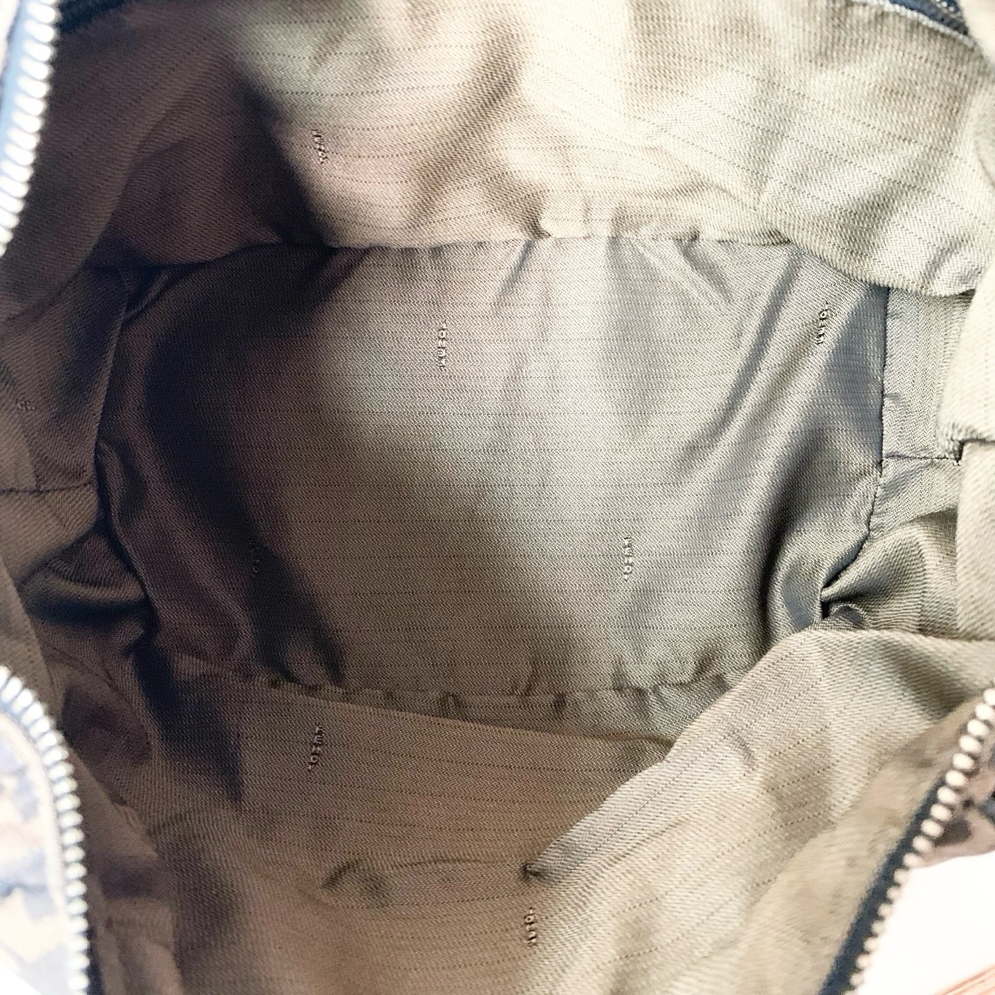 【預訂貨品】Fendi老花金扣飯盒包