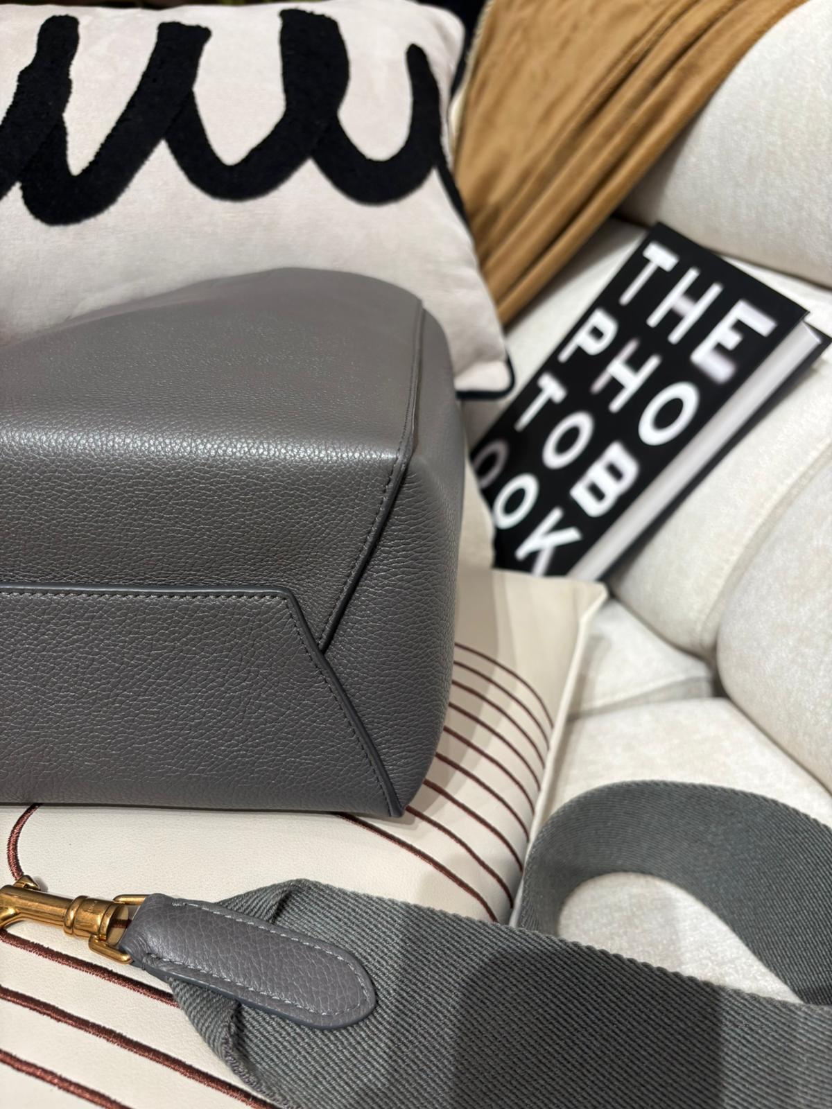 Celine sangle small 灰色牛皮水桶袋 new logo 100%Authentic,99%new ✅Tap✅dust bag 