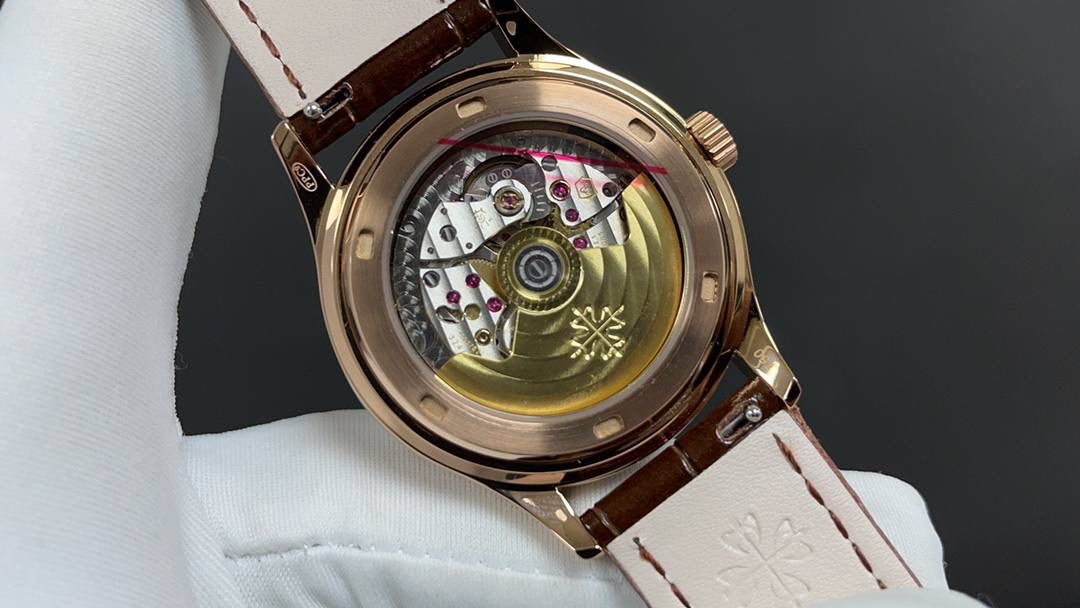 🌐新款到货🌐 百达翡丽最热门款式，PP复杂功能计时系列5146R 5147。功能方面的巧妙构思，外观上的合理布局，以及优越的机芯性能，无一不体现出百达翡丽大师们的独特设计，一件经典的艺术品。 采用39mm表盘直径，高性能Cal.324自动机械机芯，具备年历，日期，月份和月相显示功能，提供了强大的时间衡量功能，表盘设计中心大秒针，是时间易于读取。 相信这样的一款腕表会是很多爱表人士所梦寐以求的，但是就如它水中月的意象一样，可遇而不可求，所以，如果有个机会出现在你面前，那么就好好珍惜吧。