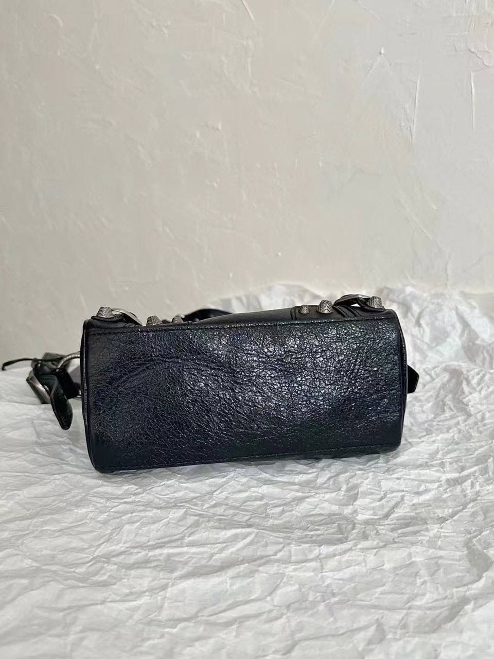 ⏰ ba1enciaga duffle cagole波士顿机车包黑色🖤 机车系列壮哉，又出新款咯～ 这只出来也是一眼爱 波士顿的包型真的不要太实用 手拎有腔调，斜挎也不违和 依旧采用原厂意大利VignolaNobile皮料 你们懂的😎 19.8×14×11.9cm743356m