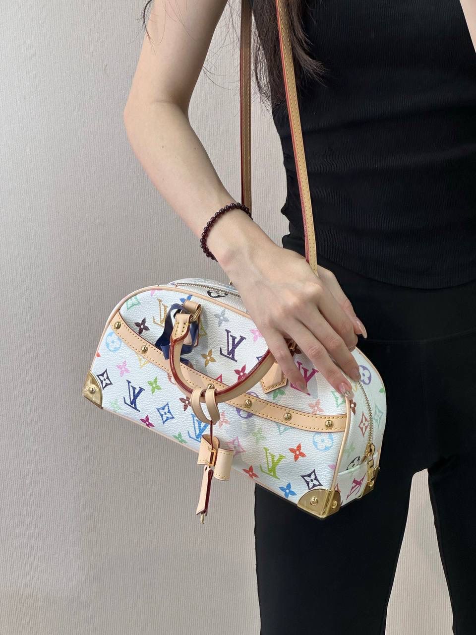 LV&村上隆 白三彩 保龄球包👜✨ 保龄球的热度不用多说吧，而且驴的保龄球是独树一帜，不是那种方方正正的，有弧度的设计更有feel～白三彩这波热度一定会持续下去，确实有那种一眼就想入的冲动，万千宠爱于一生，对于拥有了众多老花的你来说，白三彩一定要有一只～🌈🌼