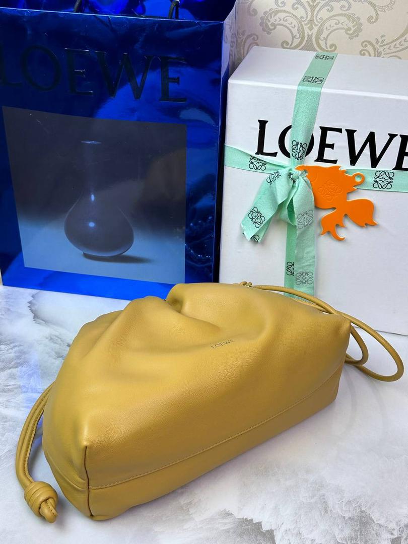 🎈中号链条款𝙁𝙡𝙖𝙢𝙚𝙣𝙘𝙤 𝙋𝙪𝙧𝙨𝙚羊皮 ——【沙漠黄】 尺寸：𝟯𝟬-𝟭𝟬.𝟓-𝟮𝟬𝐜𝐦 编码：012403 👉🏻延续福袋收缩绳褶皱设计，羊皮包身手感细腻柔软❤️ 👉🏻链条肩带➕皮肩带的双肩带设计，时尚百搭，给足了集美们多样化的选择。肩带可拆卸可调节，磁扣开合，正面烫金𝙇𝙤𝙜𝙤，呈现出高贵典雅的视觉感😍 👉🏻独家背景➕独家品质➕独家全套砖柜礼盒套装，市场高端品质皆在我手✌🏻