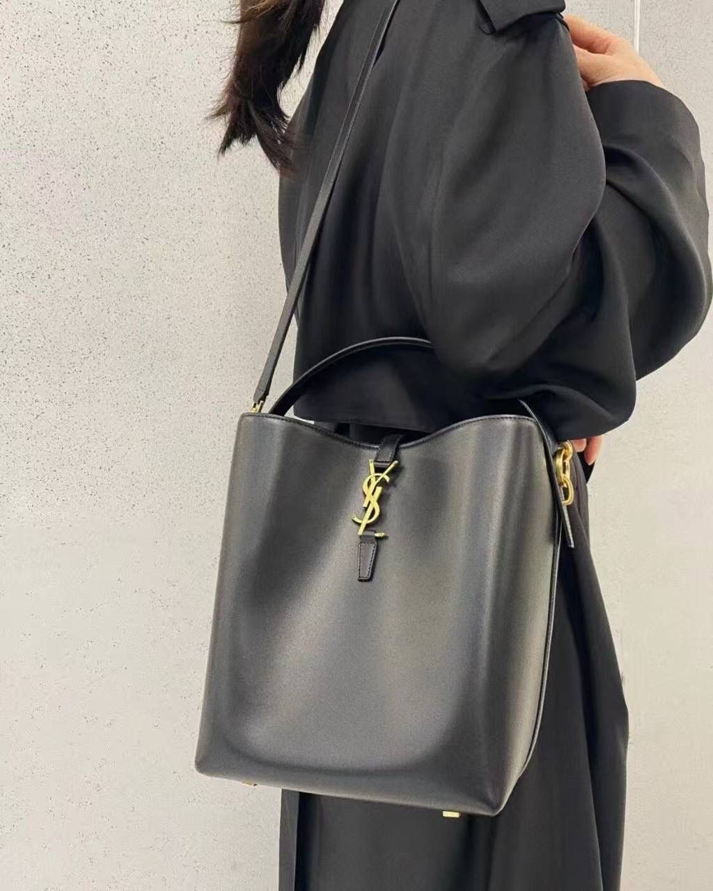 现货啦❗️ ys1 le37 手提水桶包中号🕋 喜欢背水桶包的姐妹不要错过这只 整个包身用的是光面的小牛皮 怎么背都不变形，质感持续保持 风格依旧是他们家简单又自带酷飒的设计 水桶包最好的一点就是容量巨大！ 没有tote那么大，却可以装下整个宇宙 🉑手提🉑斜挎，怎么搭都行～ 老规矩还是zp开发 这次的皮料拿到的可以说是相似度最高的一次！ 你们自己看对比图，像到我都分辨不出谁是谁 你们闭着眼睛冲，品质就交给我们哈！ 迷你：15x13x6cm 小号：20x17x13cm 中号：25×20×16cm742828m