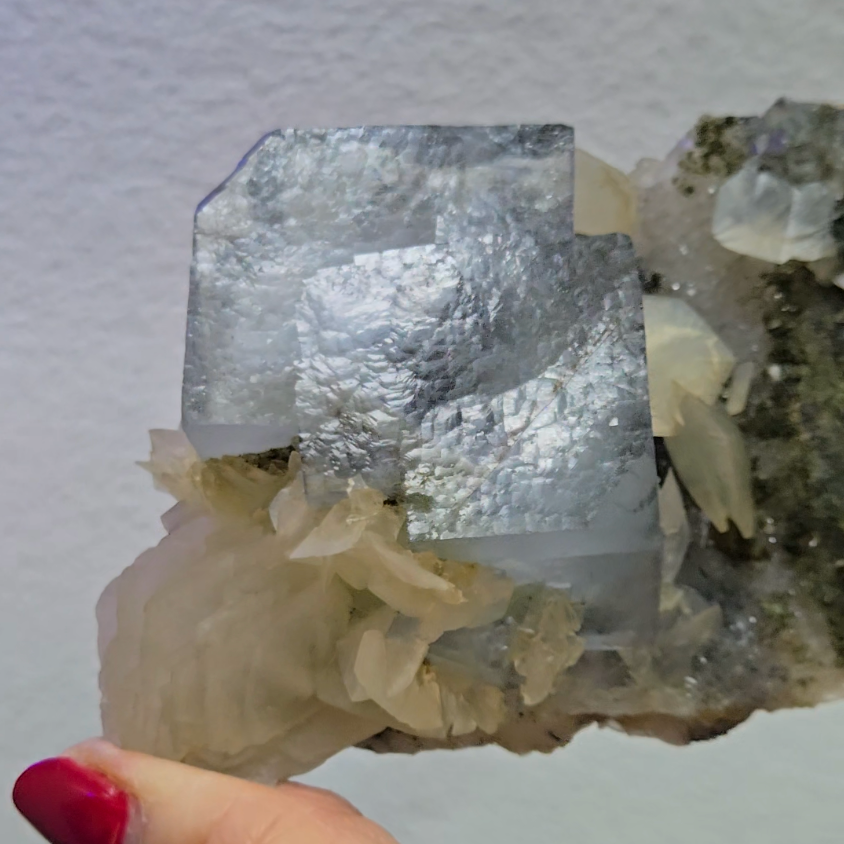 Blue cubic fluorite with UV calcite - FL436