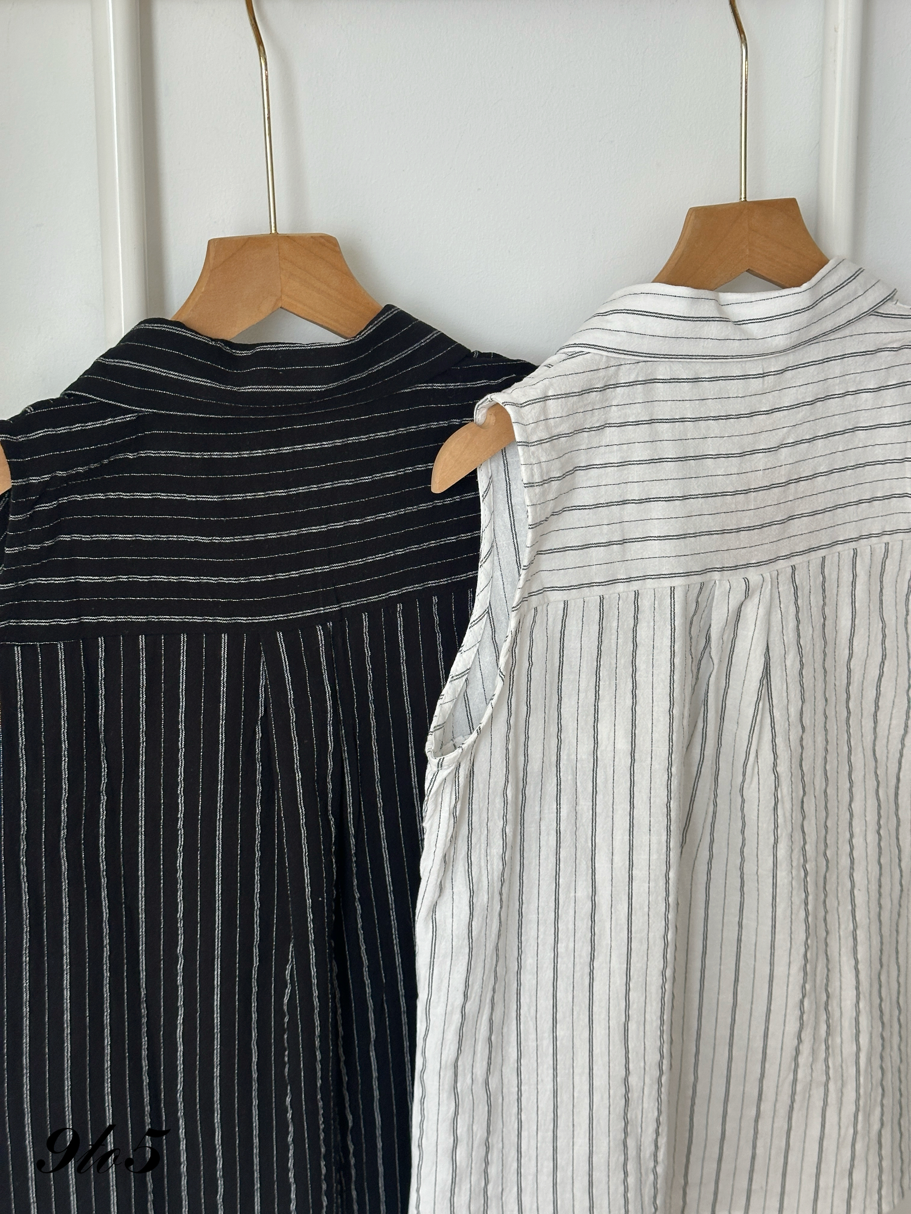 T4385 Sleeveless Stripe Shirt - Black & White