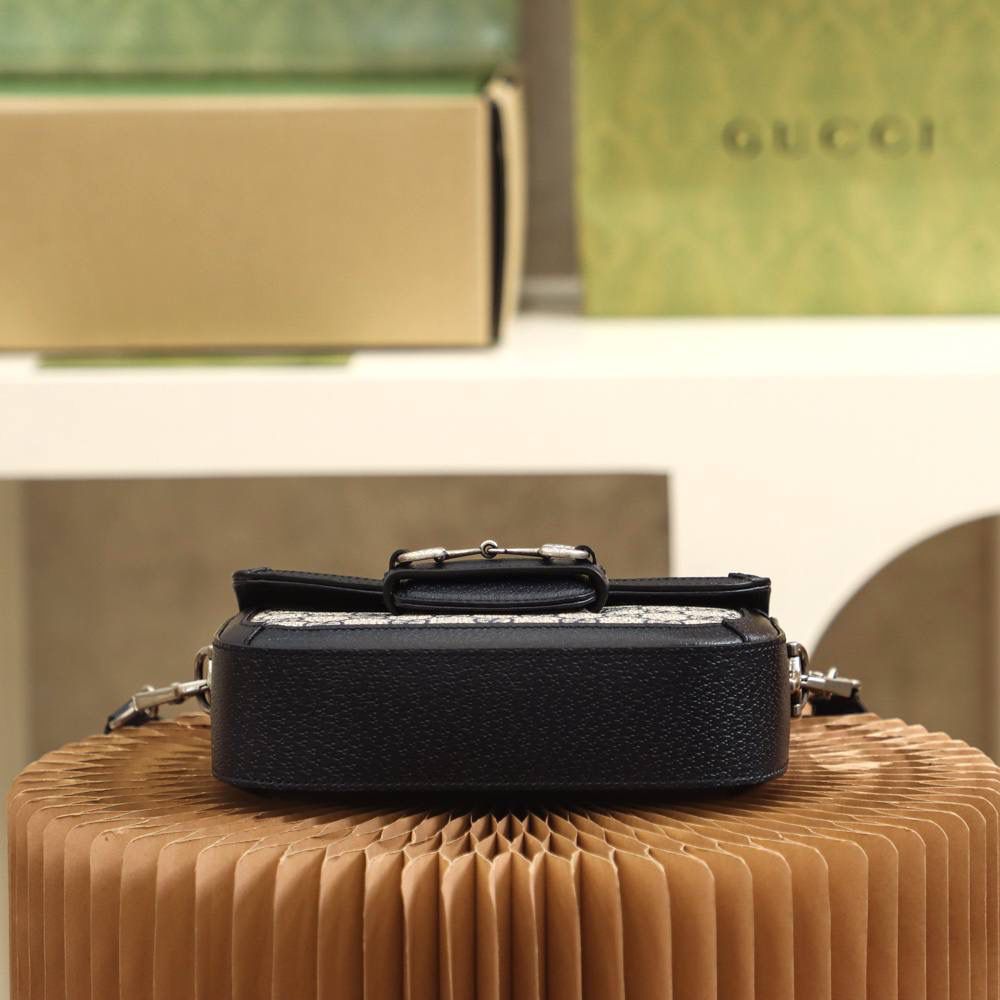 🔹新配色𝟏𝟗𝟓𝟓 𝑴𝒊𝒏𝒊系列 #658574#原厂皮🔹YY 🔷尺寸：20.6*14.4*5.1cm 超人气的𝑯𝒐𝒓𝒔𝒆𝒃𝒊𝒕马衔扣复古系列， 这一季的新配色 米灰色搭配神秘蓝， 把当红王炸款 马鞍包再次推上新的颜值高度。 经典元素自带的复古路线，搭配上新配色， 不仅复古感十足，还时髦感十足， 简直就是复古与现代时尚的新碰撞💥 颜值的天花板，两条肩带搭配出更多的搭配技巧，一直被称为“必备单品”实力推荐这只新配色！颜值一眼深得人心！