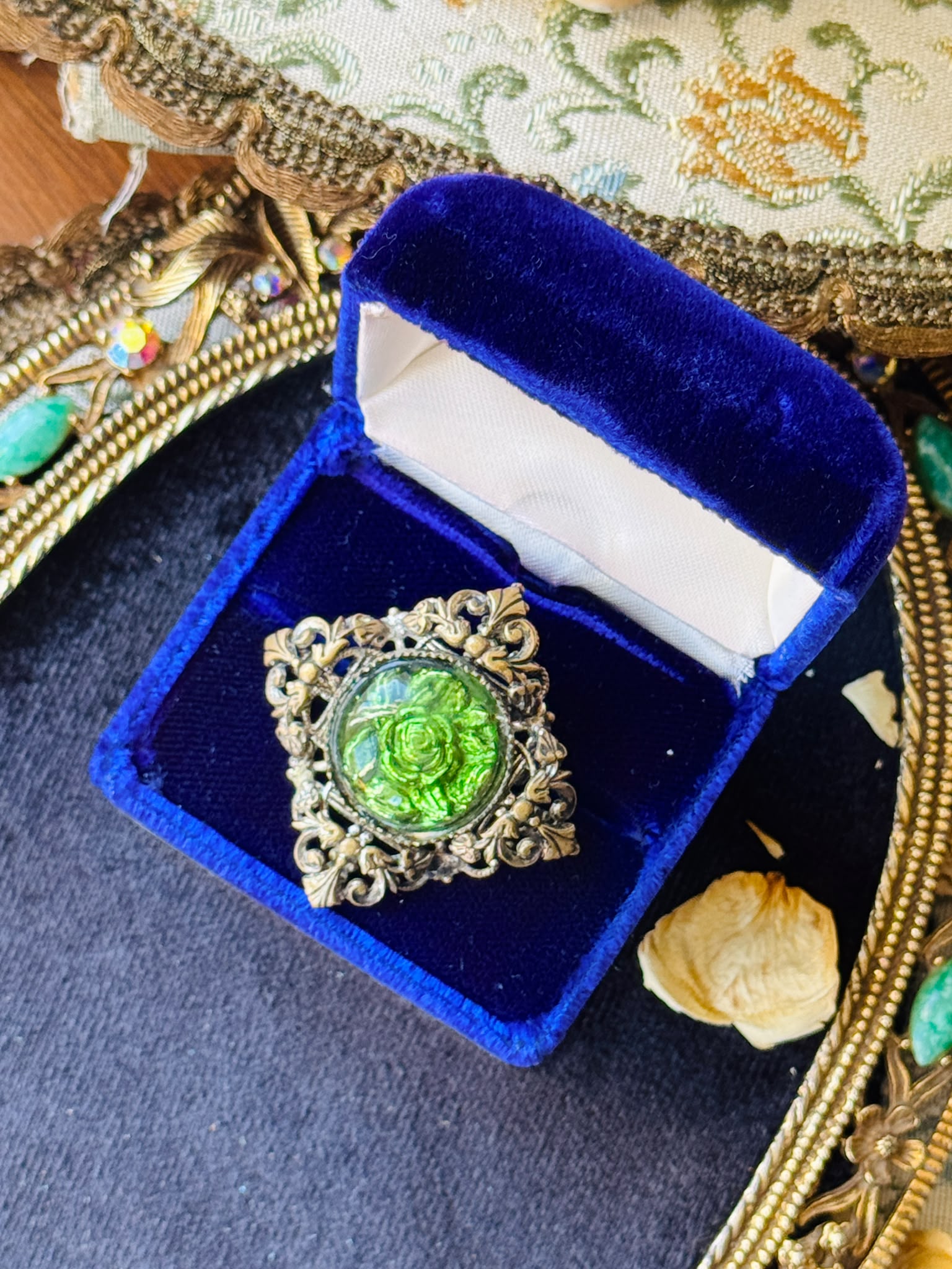 Vintage Czechoslovakian Green Floral Intaglio Art Glass Brooch (NZ126) 