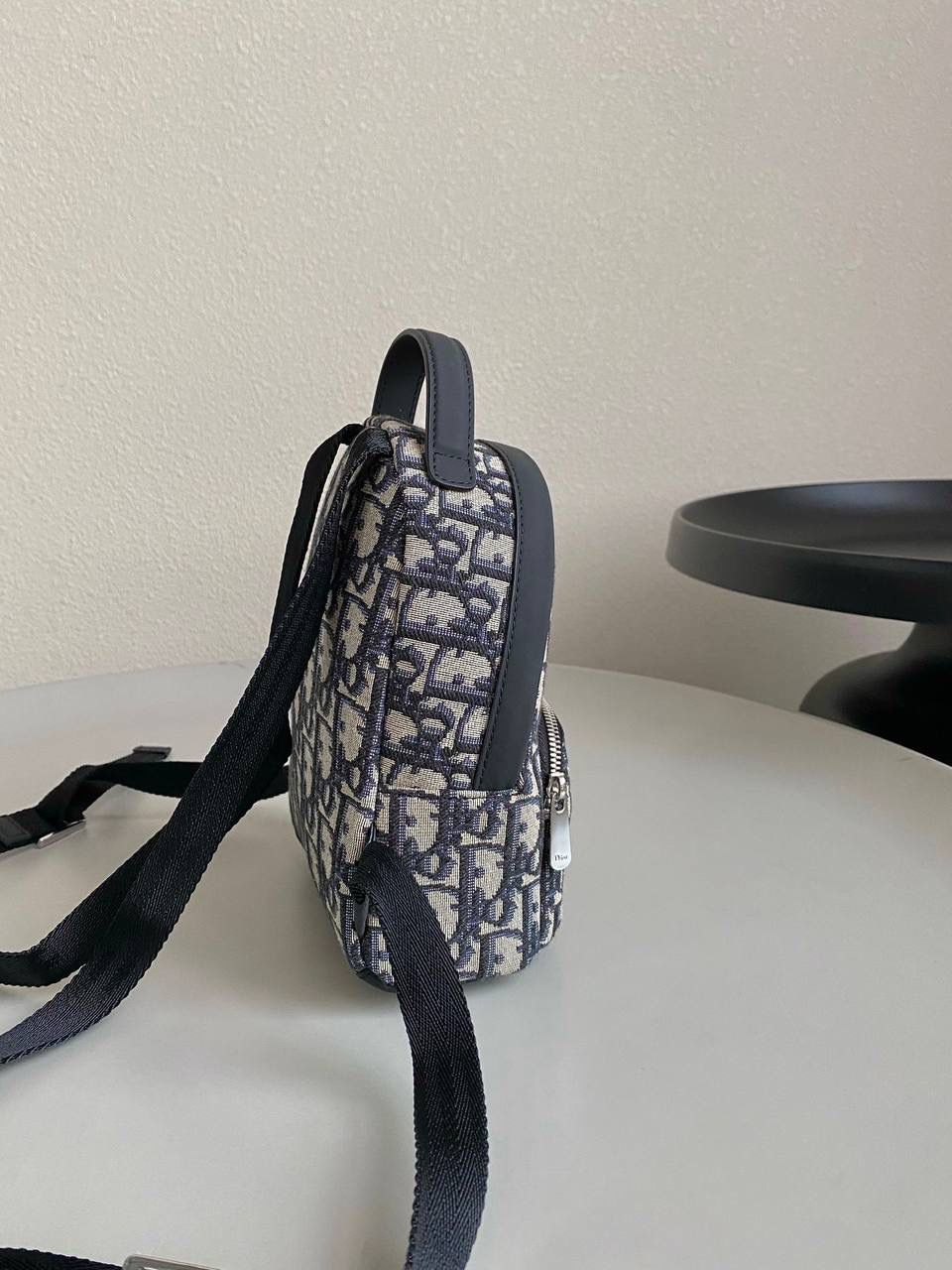 🈶𝗗𝗜𝗢𝗥 𝗕𝗮𝗯𝘆 𝗺𝗶𝗻𝗶双肩包 这么乖巧的超迷你尺寸，谁不迷糊啊！ 简直太太太可爱了，小小一只萌翻 俏皮的少女感非常减龄，又奶又显乖巧 大人小孩一起用啊！出门赚足眼球了！！ 手机是完全能装下的，日常用刚刚好 也很适合出游的时候背，轻便解放双方 可以毫不犹豫的首选，颜值实用并存 24×16×10cm，#6615m