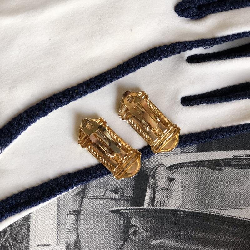 Vintage C.a. 1980s Novelty Light-Weight Enamel Clip On Earrings From Canada (MT1100-12)