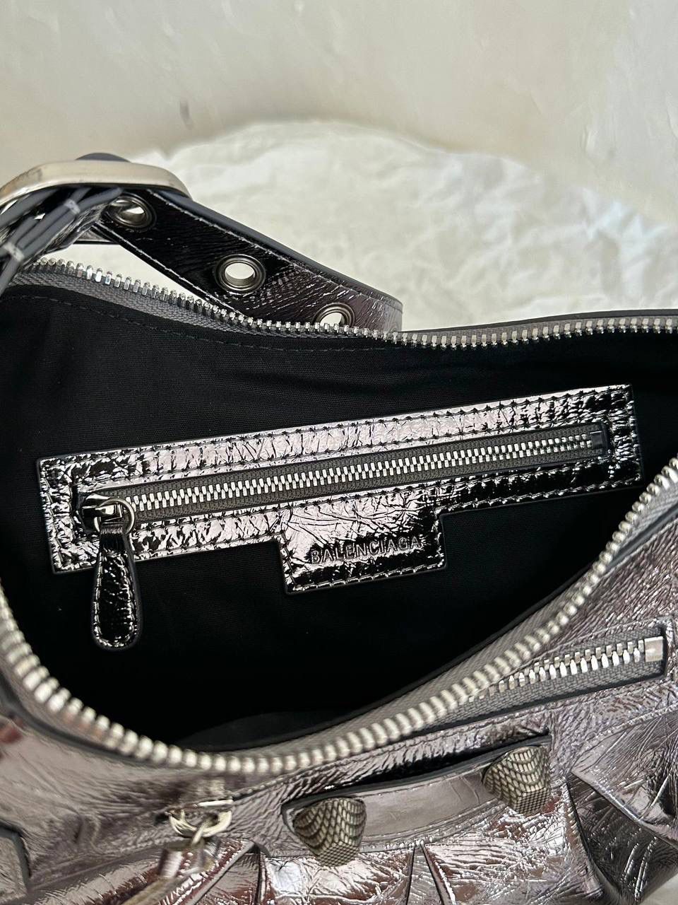 油蜡皮银灰色s/32cm🩶 Le Cagole半月包饺子包机车包 Wuhu！！让我重拾就对机车包的爱 半月弧形的包身，保留了软踏踏的皮料感 还有叮叮咚咚的流苏小钱包挂饰 最最让我欢喜的是多了面♥️小镜子！ 全方位细节拿捏住了～👌🏻 xs小号：26×16×10cm671309m s中号：33×16×8.4cm671307m