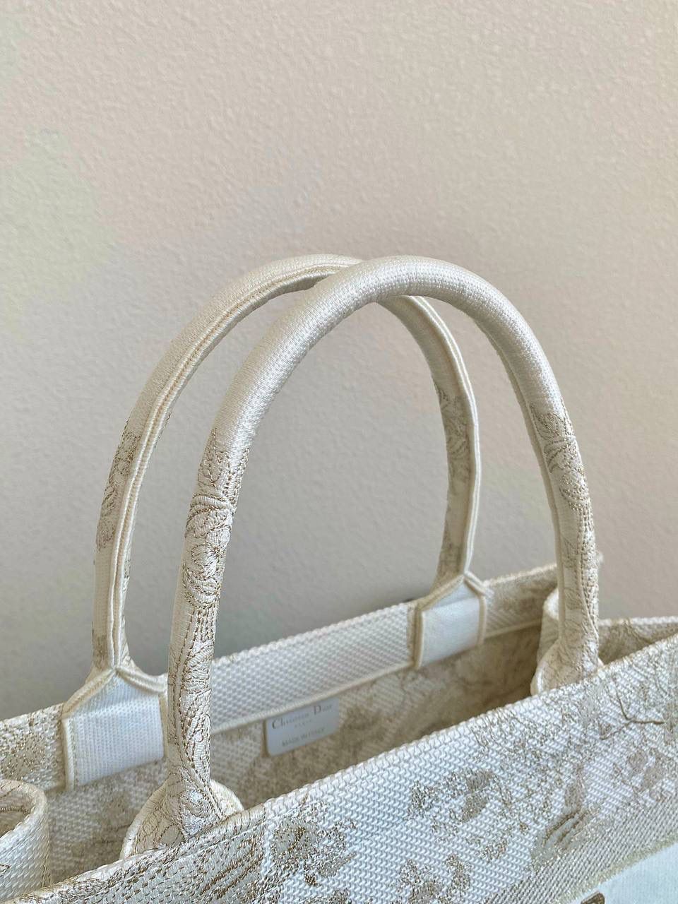 🈶金色中号 𝗖𝗗 𝗕𝗼𝗼𝗸 𝗧𝗼𝘁𝗲 23圣诞限定🎄 今年的无限梦境主题也太戳了！ 如星光璀璨，如宇宙般浩瀚 中间的星星宛如从海中诞生的维纳斯💕🥰 太有视觉冲击力了，神秘而梦幻 像我们每个人都是星辰～ 浪漫到极致，这系列很难不买啊 36×27×16cm