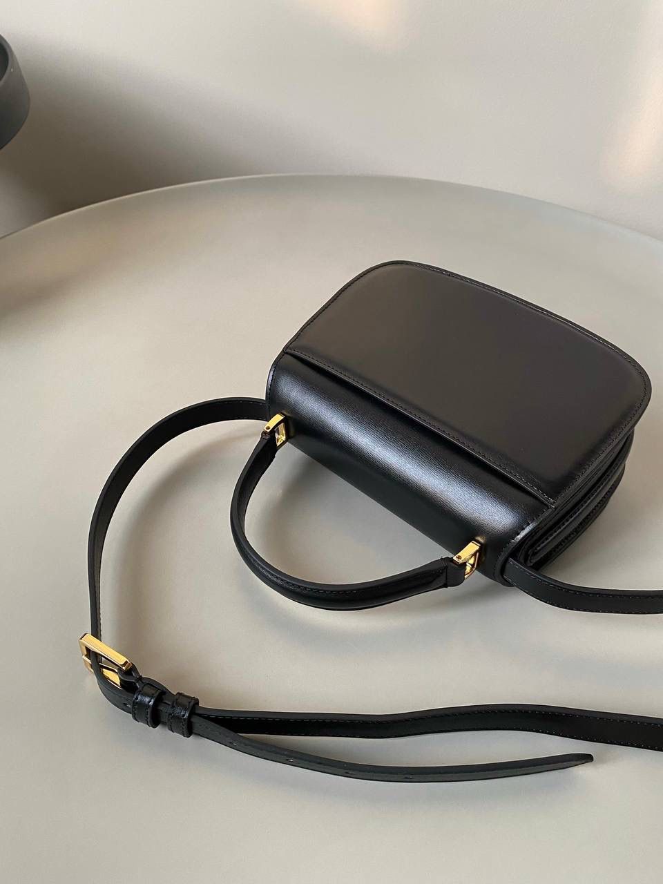 🈶黑色大号 𝐃𝐢𝐨𝐫 𝐓𝐨𝐩 𝐡𝐚𝐧𝐝𝐥𝐞蒙田30 蒙田大家都知道，从来没有失望过🤩 质感和纹理还是一如既往的好， 有光泽感之外还非常轻 耐磨！ 19×12×8cm